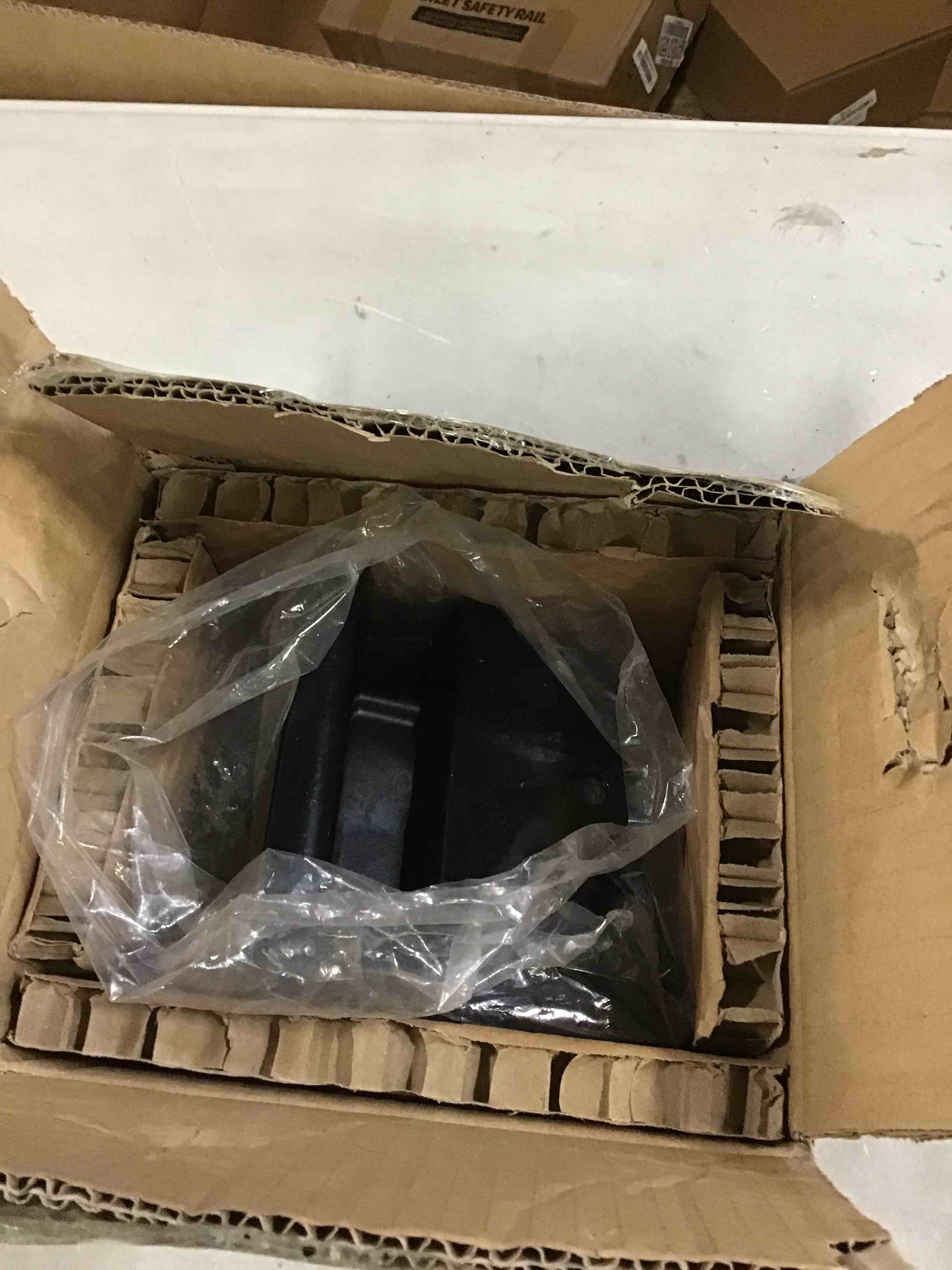 https://s3.amazonaws.com/lotting-images-prod/bidfta/RED6434346_1719426760820.jpeg