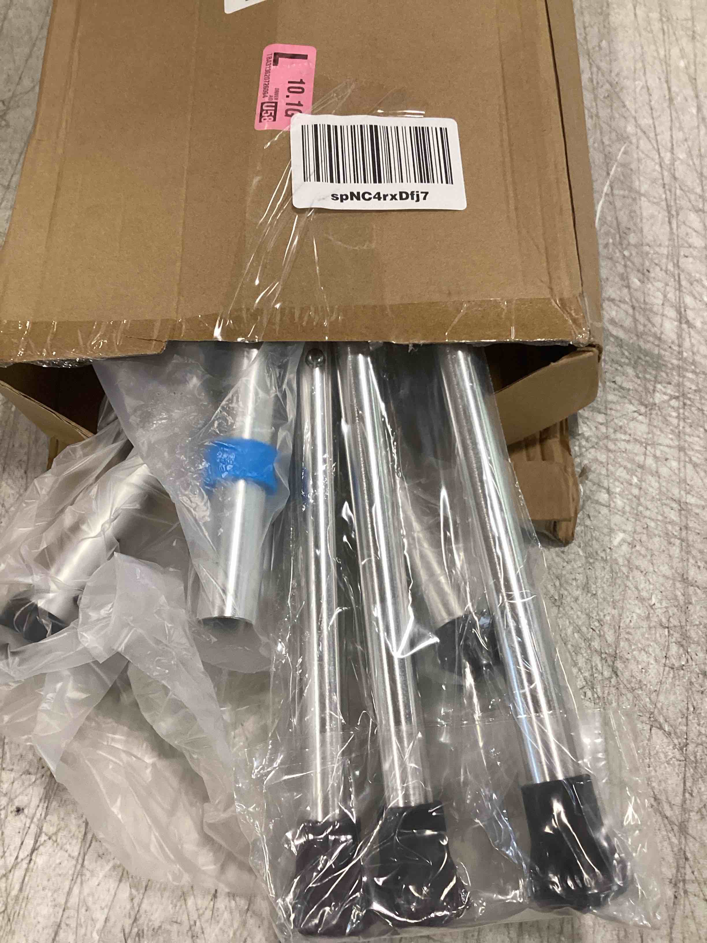 https://s3.amazonaws.com/lotting-images-prod/bidfta/RED6438203_1719959777782.jpeg