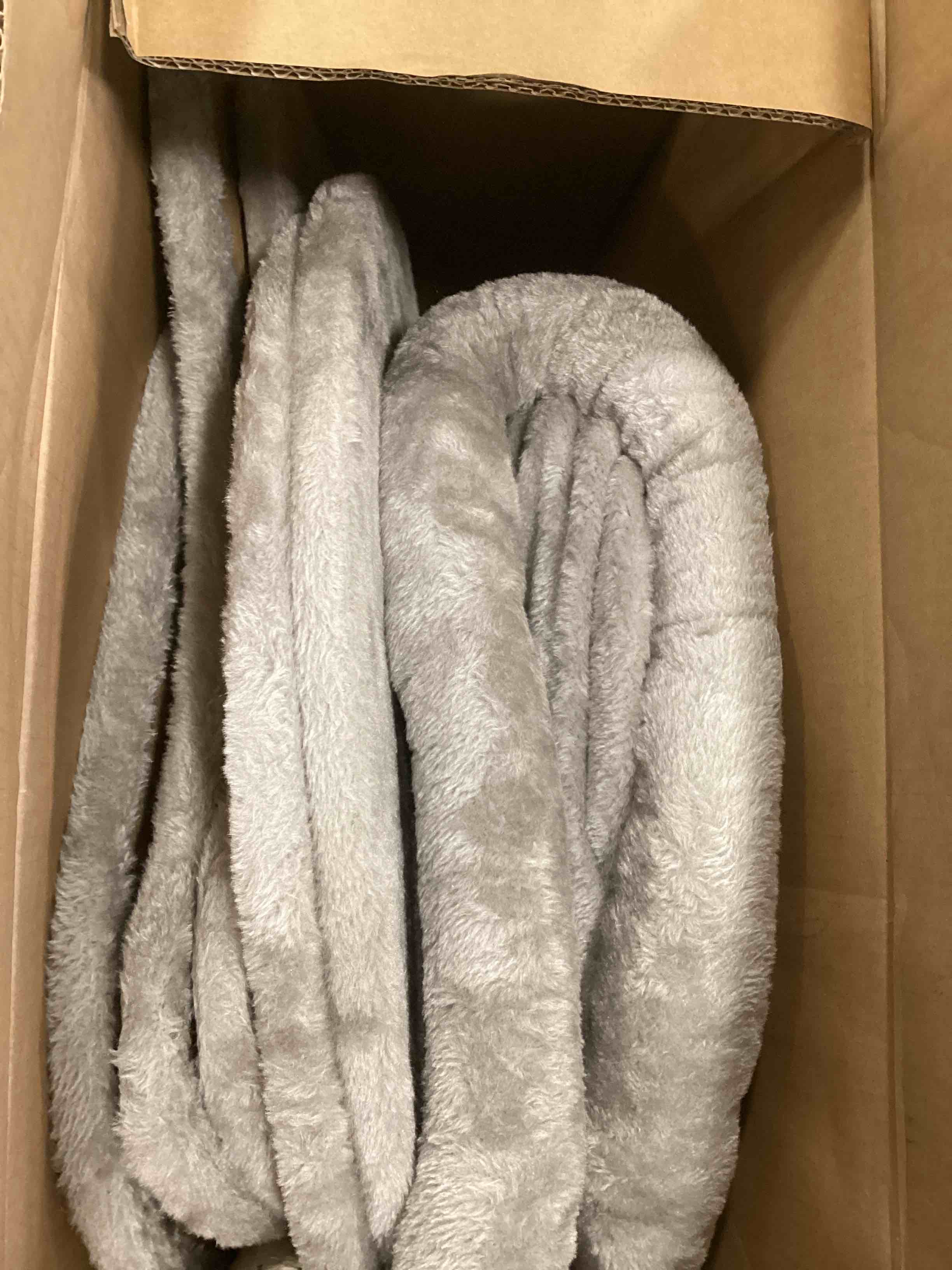 https://s3.amazonaws.com/lotting-images-prod/bidfta/RED6438511_1719589140391.jpeg