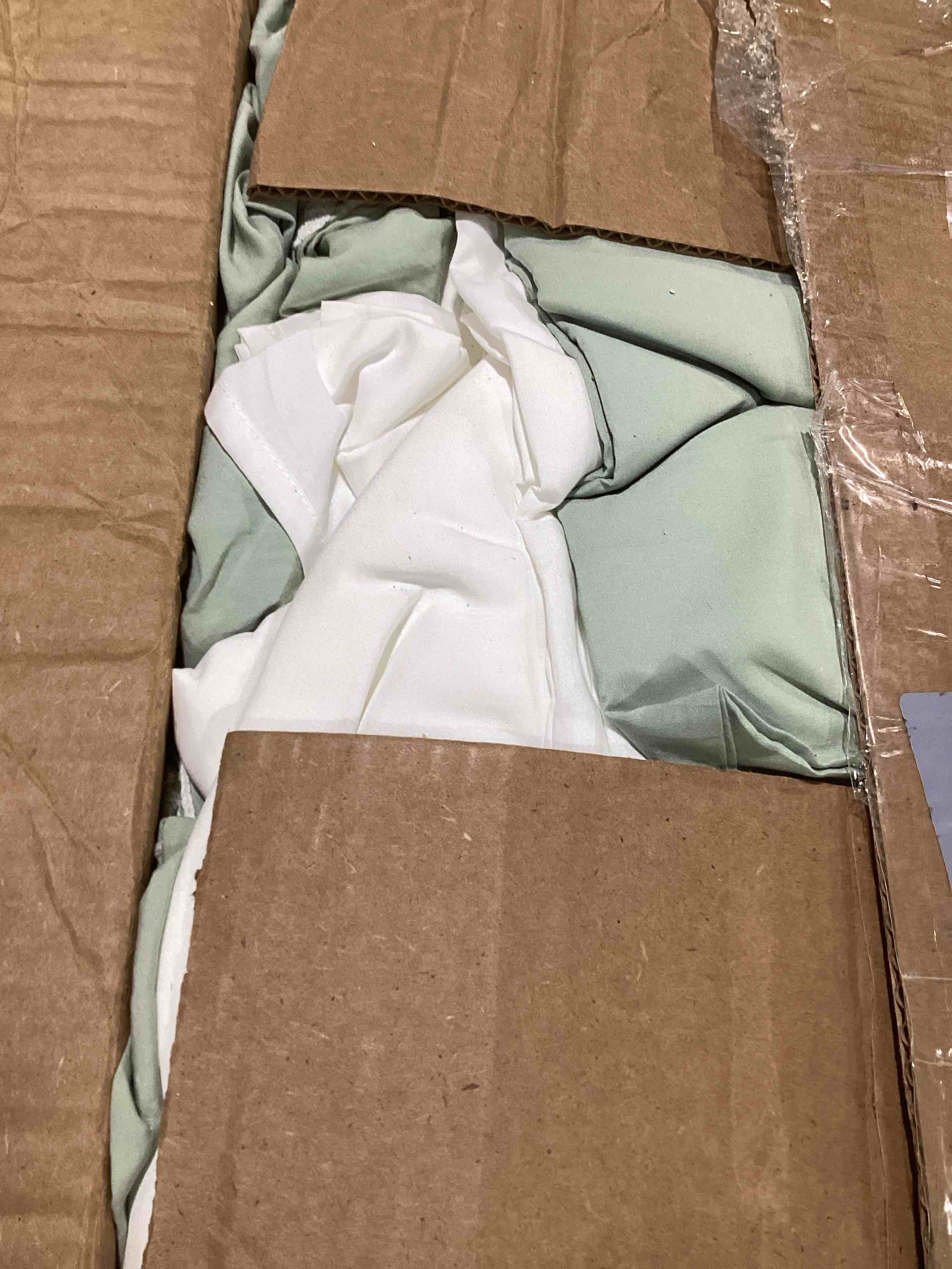 https://s3.amazonaws.com/lotting-images-prod/bidfta/RED6440265_1717516436902.jpeg