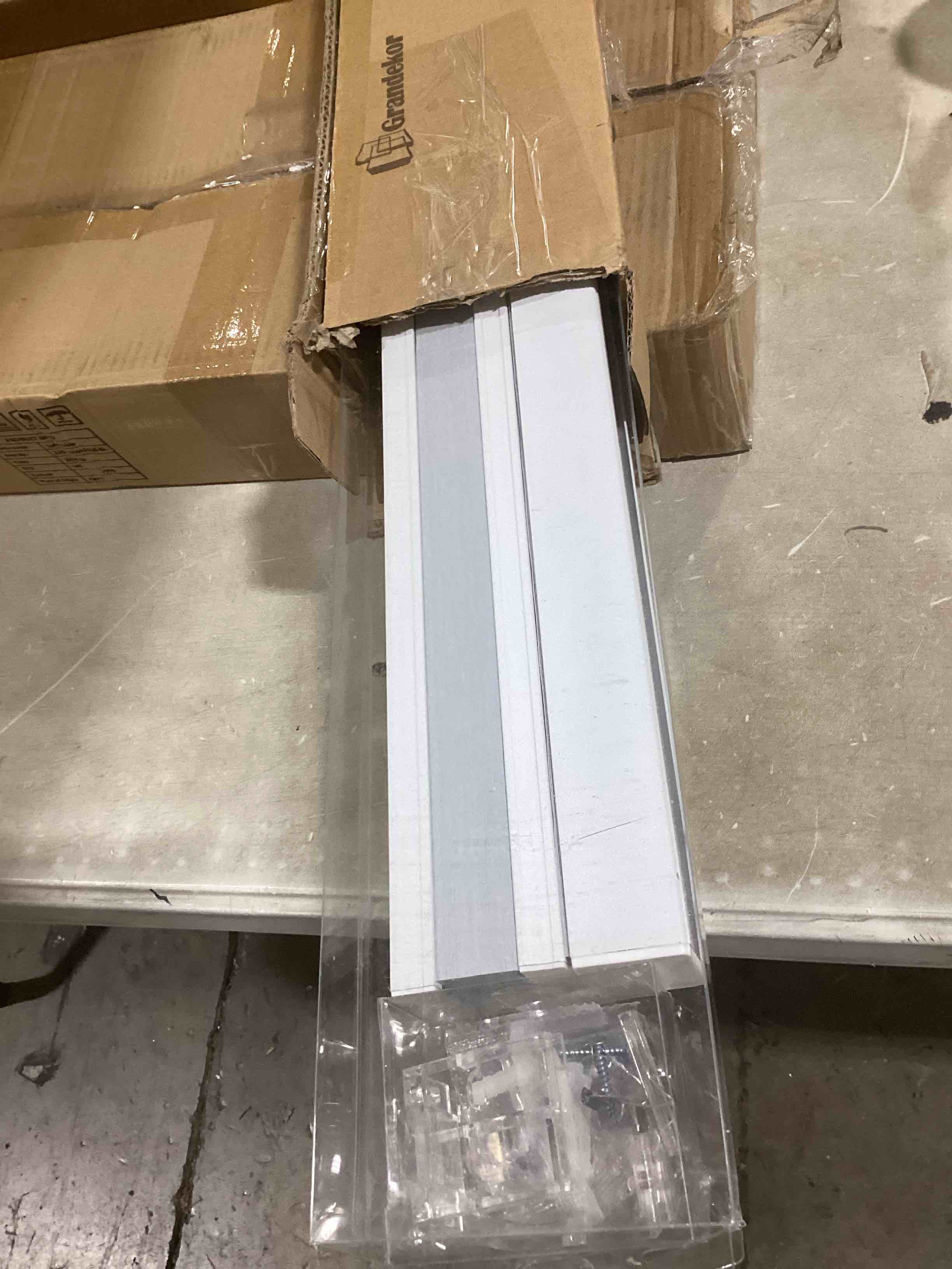 https://s3.amazonaws.com/lotting-images-prod/bidfta/RED6442994_1718127741020.jpeg