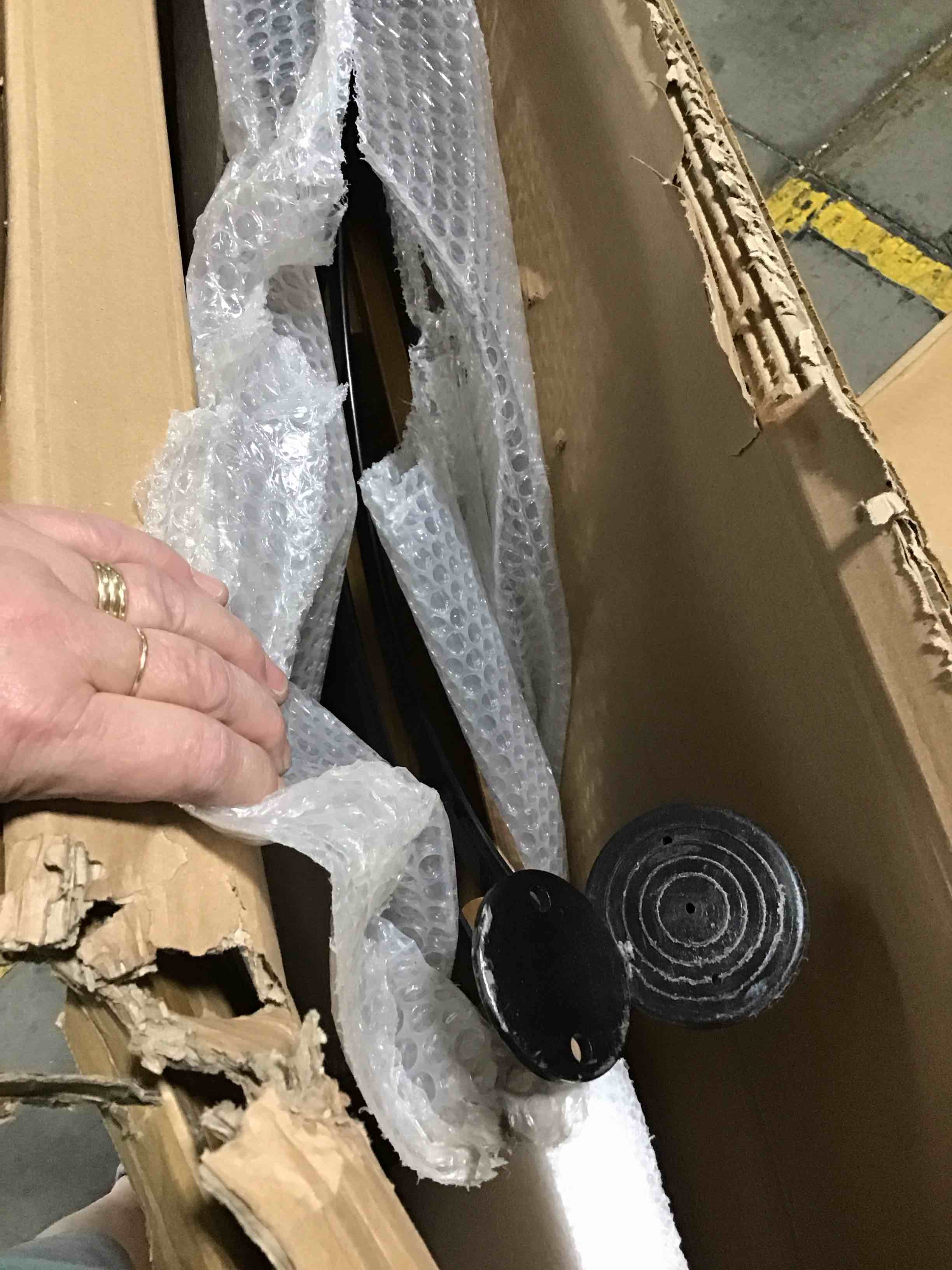https://s3.amazonaws.com/lotting-images-prod/bidfta/RED6450236_1721669903864.jpeg