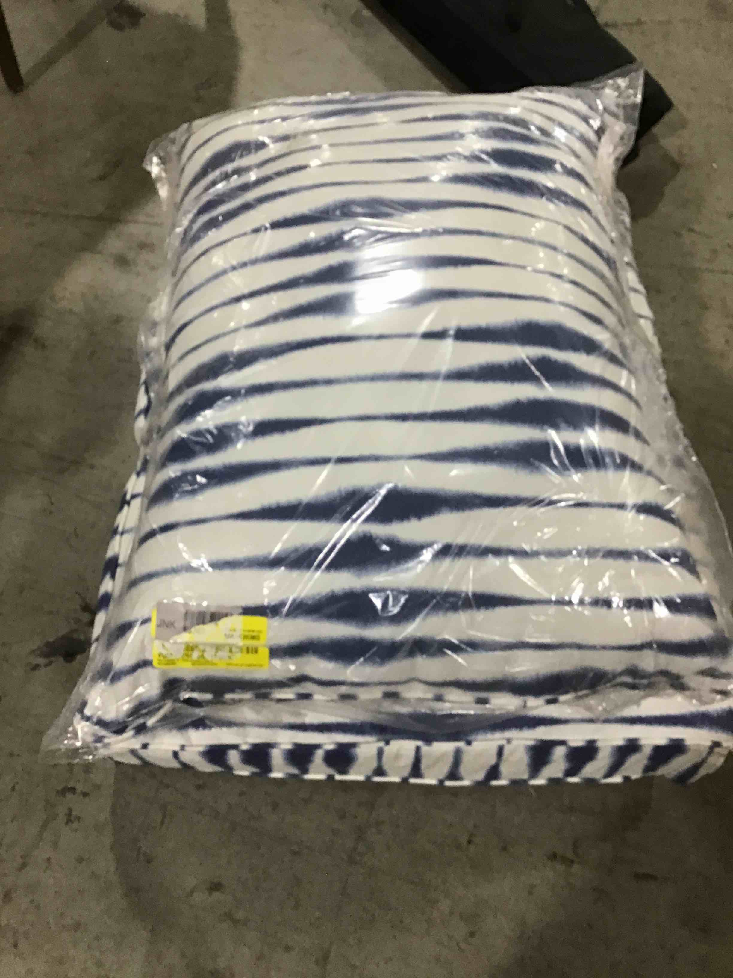 Ine Outdoor 5” sofa cushion blue & white