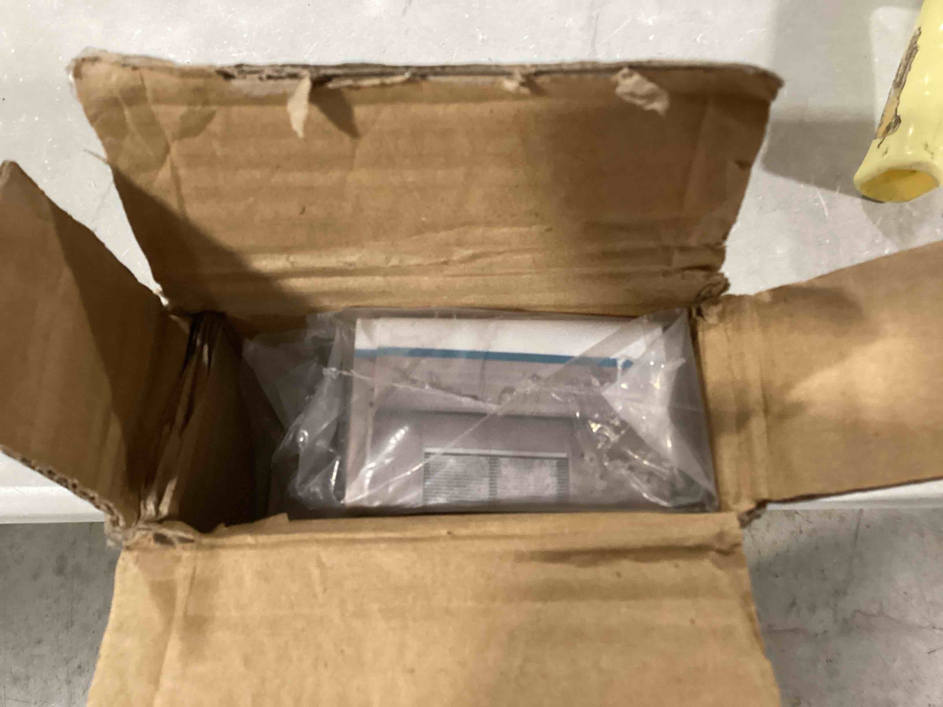 https://s3.amazonaws.com/lotting-images-prod/bidfta/RED6452011_1721137314445.jpeg
