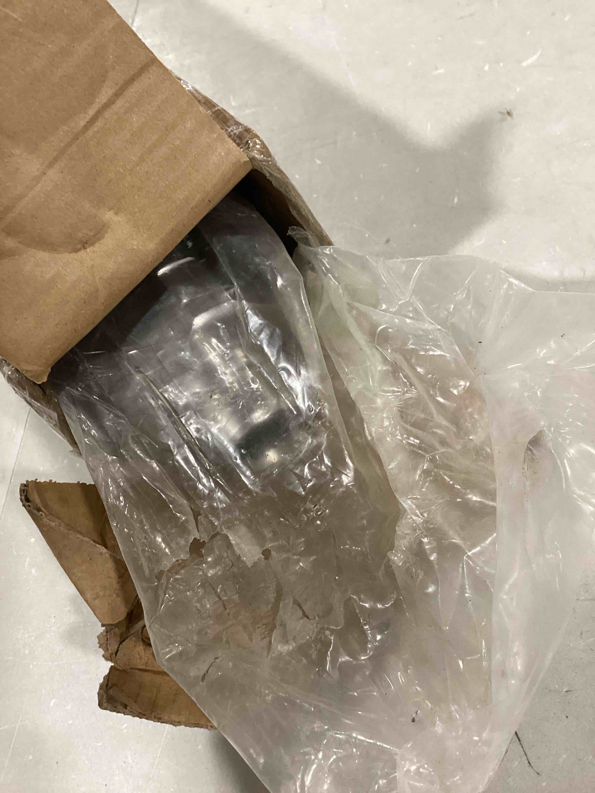 https://s3.amazonaws.com/lotting-images-prod/bidfta/RED6452495_1721392101928.jpeg