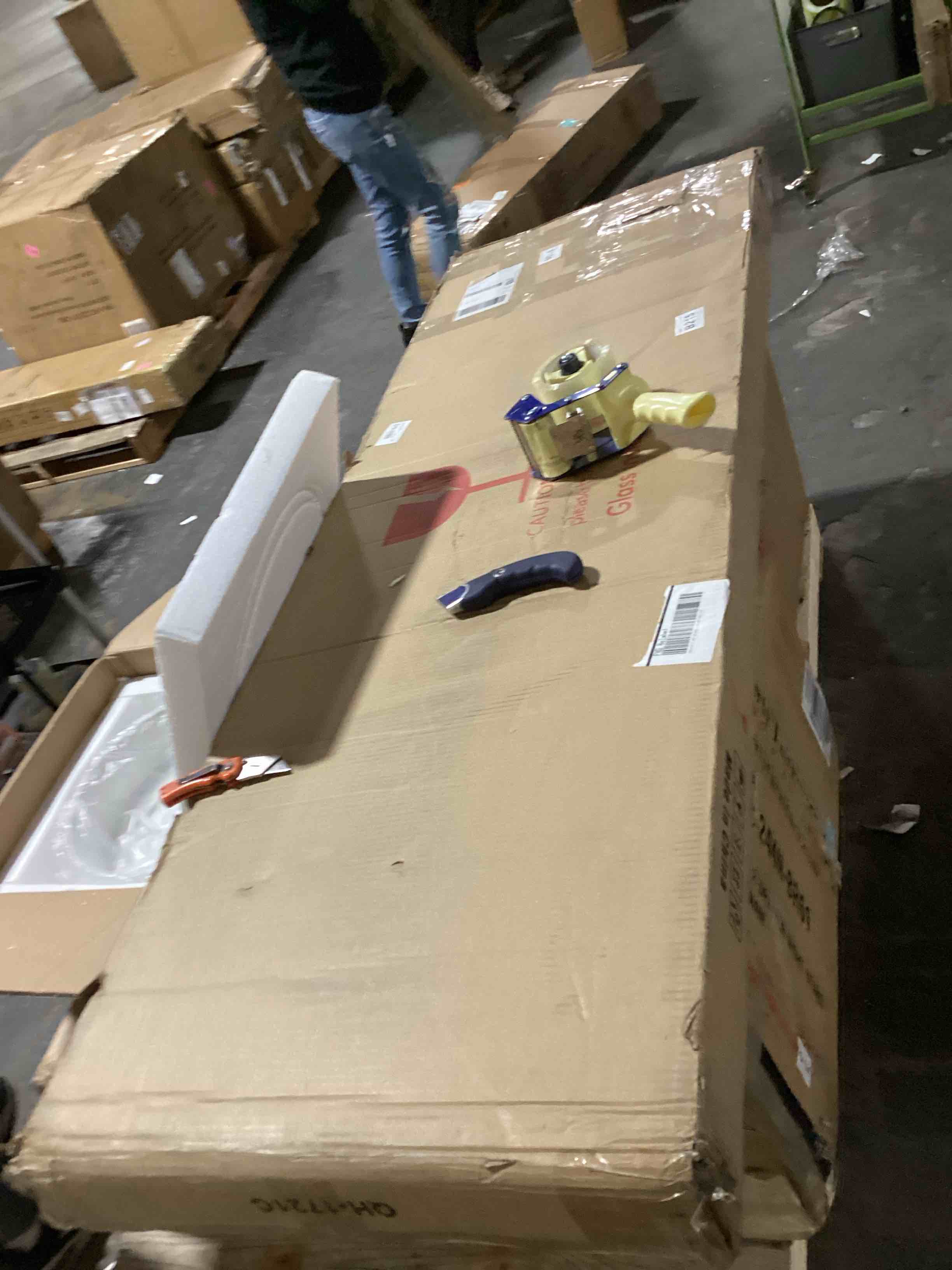https://s3.amazonaws.com/lotting-images-prod/bidfta/RED6454489_1728574786827.jpeg