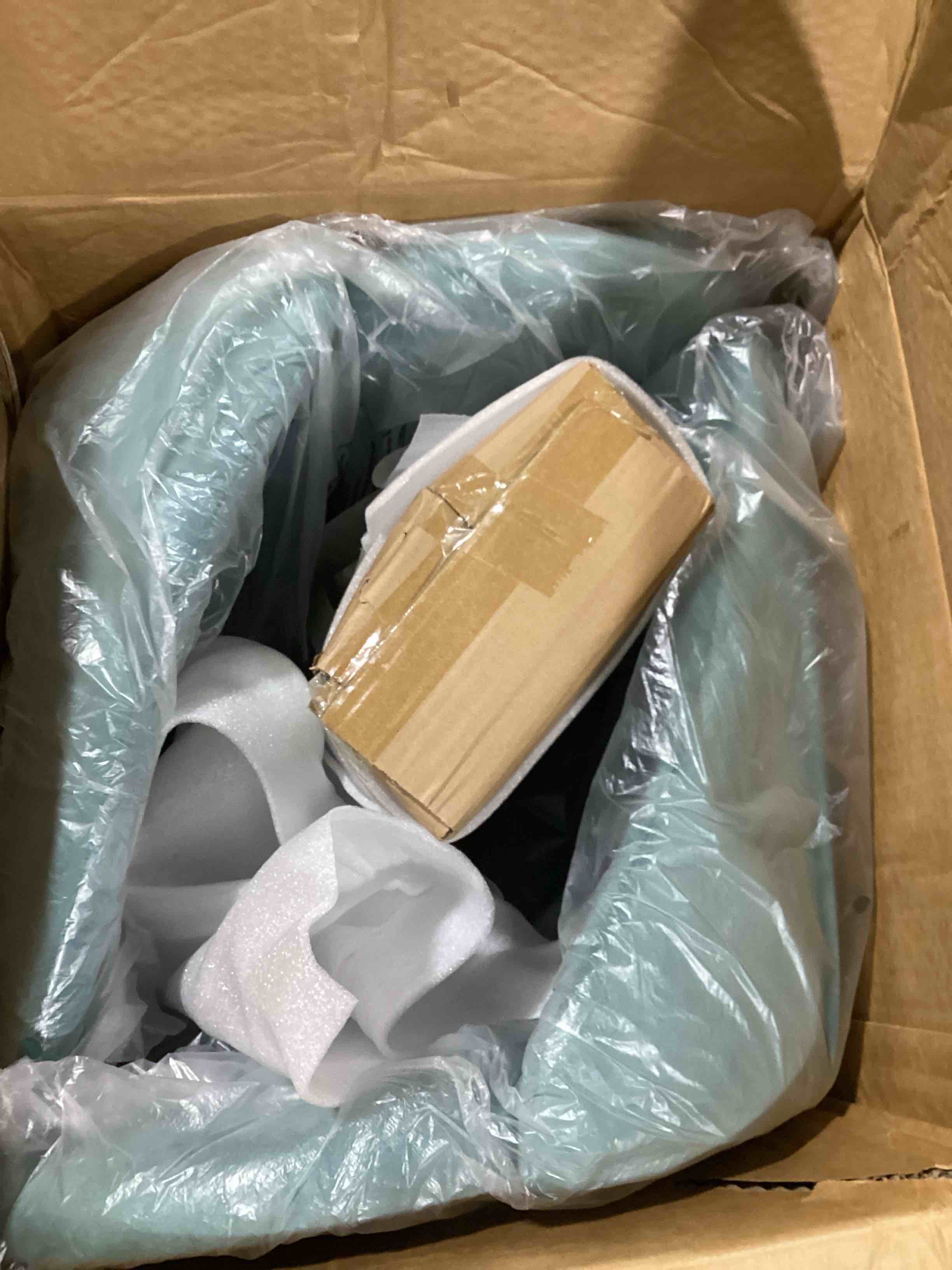 https://s3.amazonaws.com/lotting-images-prod/bidfta/RED6458093_1721747027362.jpeg