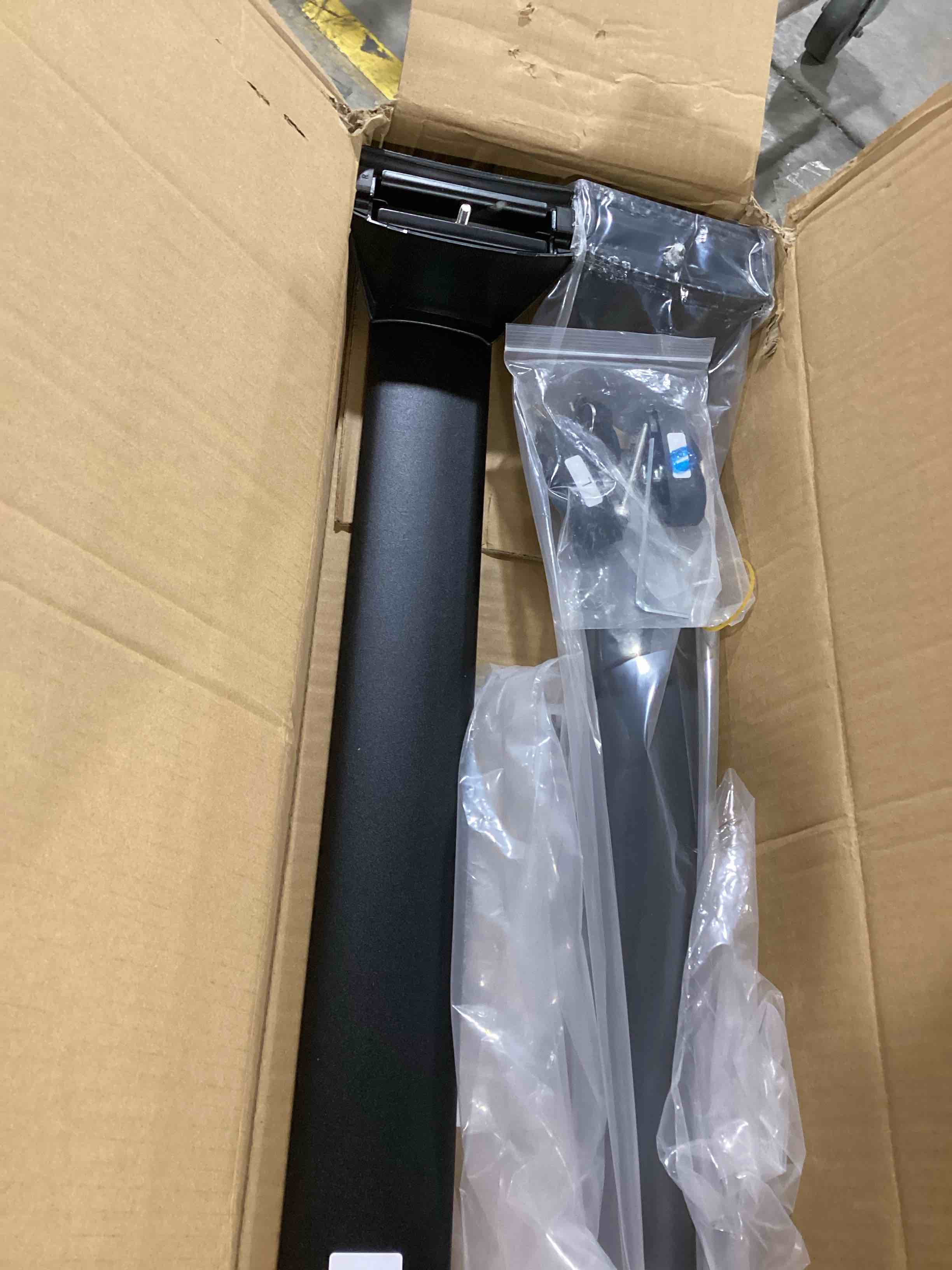 https://s3.amazonaws.com/lotting-images-prod/bidfta/RED6460058_1721137764007.jpeg