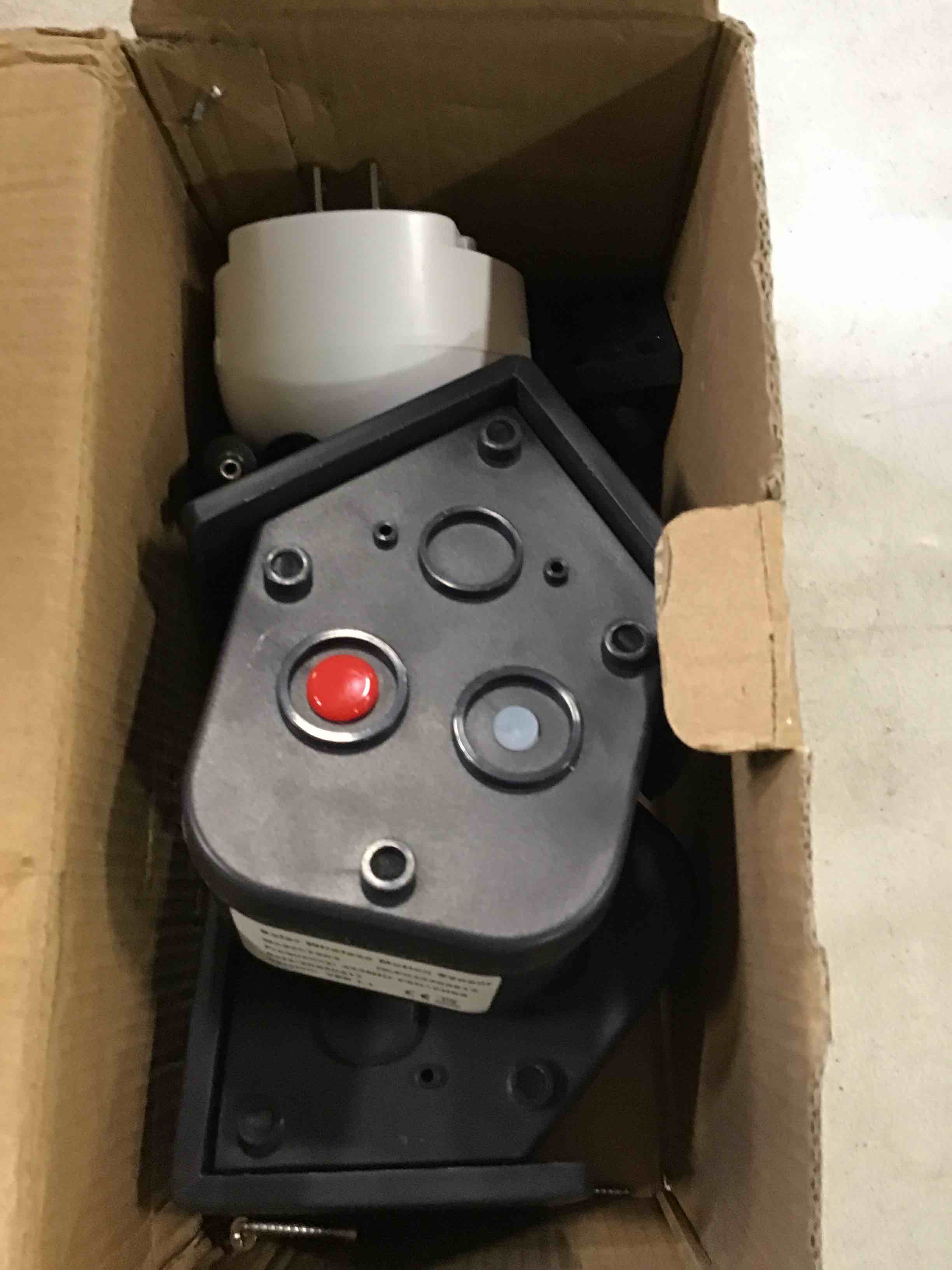 https://s3.amazonaws.com/lotting-images-prod/bidfta/RED6476327_1717601488920.jpeg