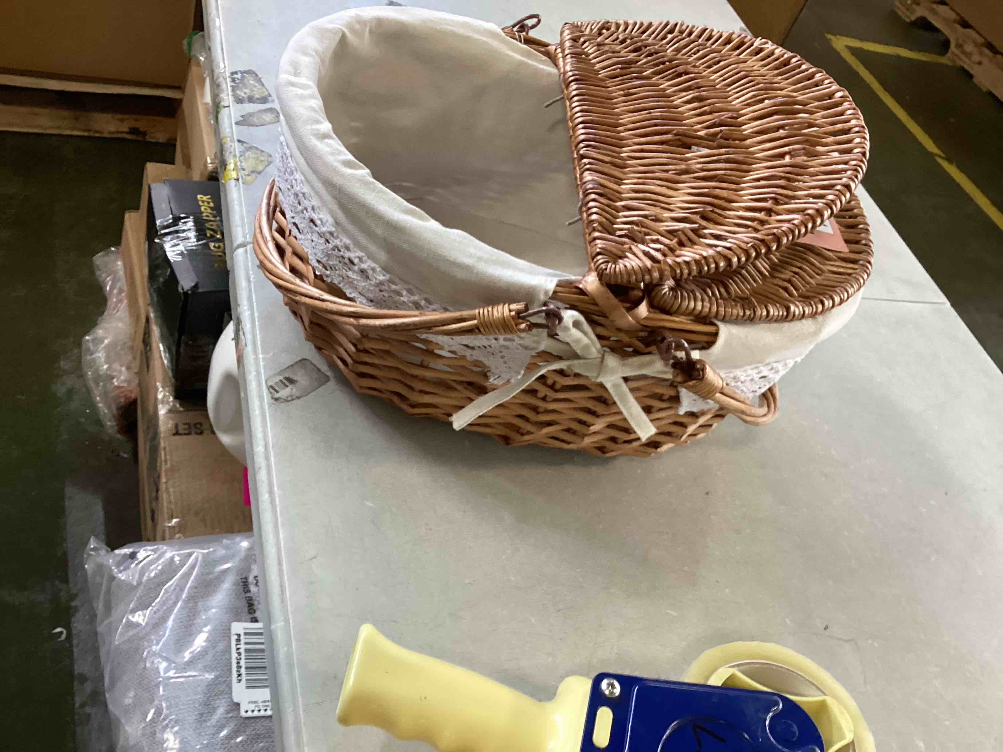 https://s3.amazonaws.com/lotting-images-prod/bidfta/RED6480211_1717780677952.jpeg