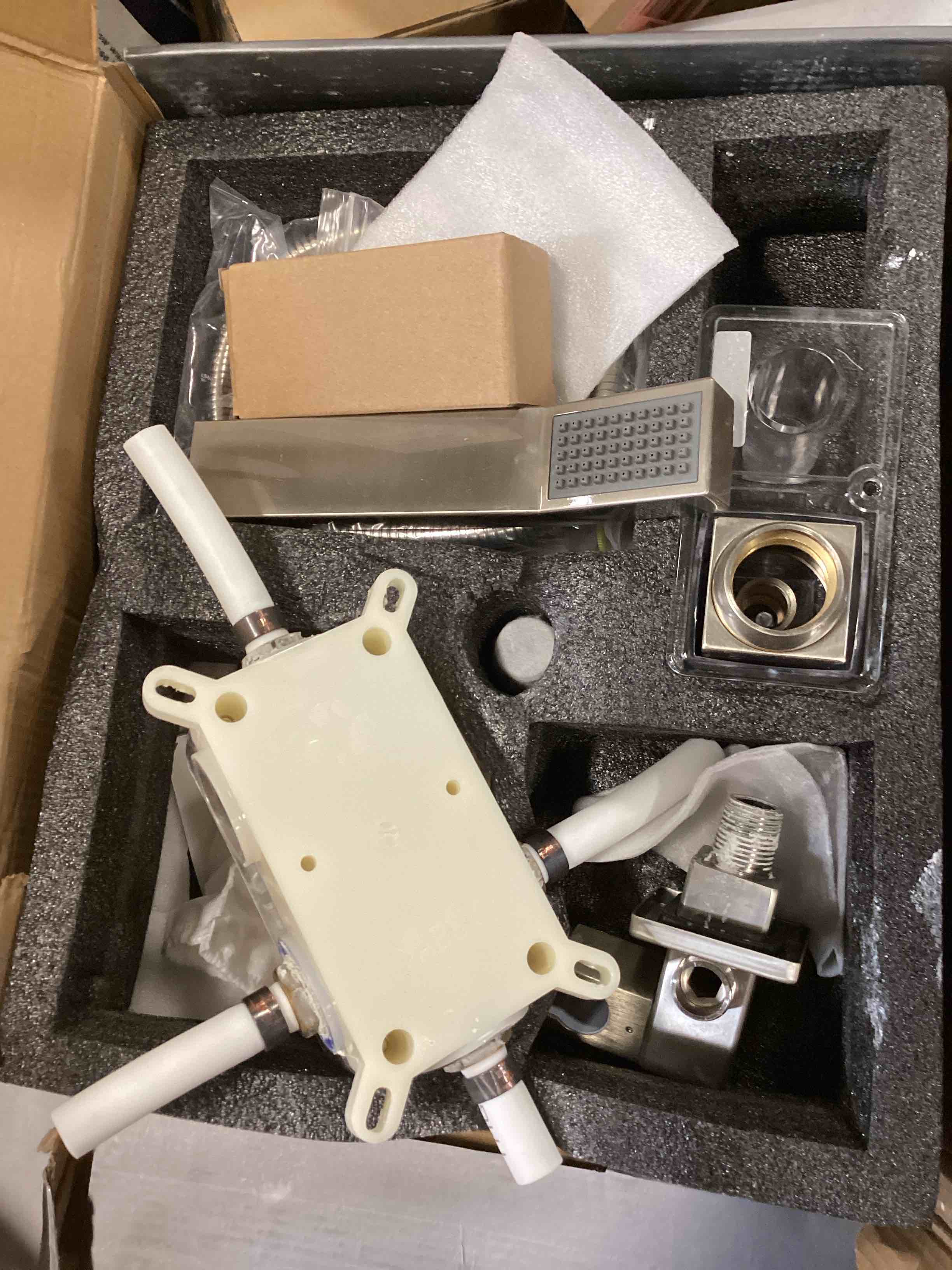 https://s3.amazonaws.com/lotting-images-prod/bidfta/RED6480923_1717612449717.jpeg