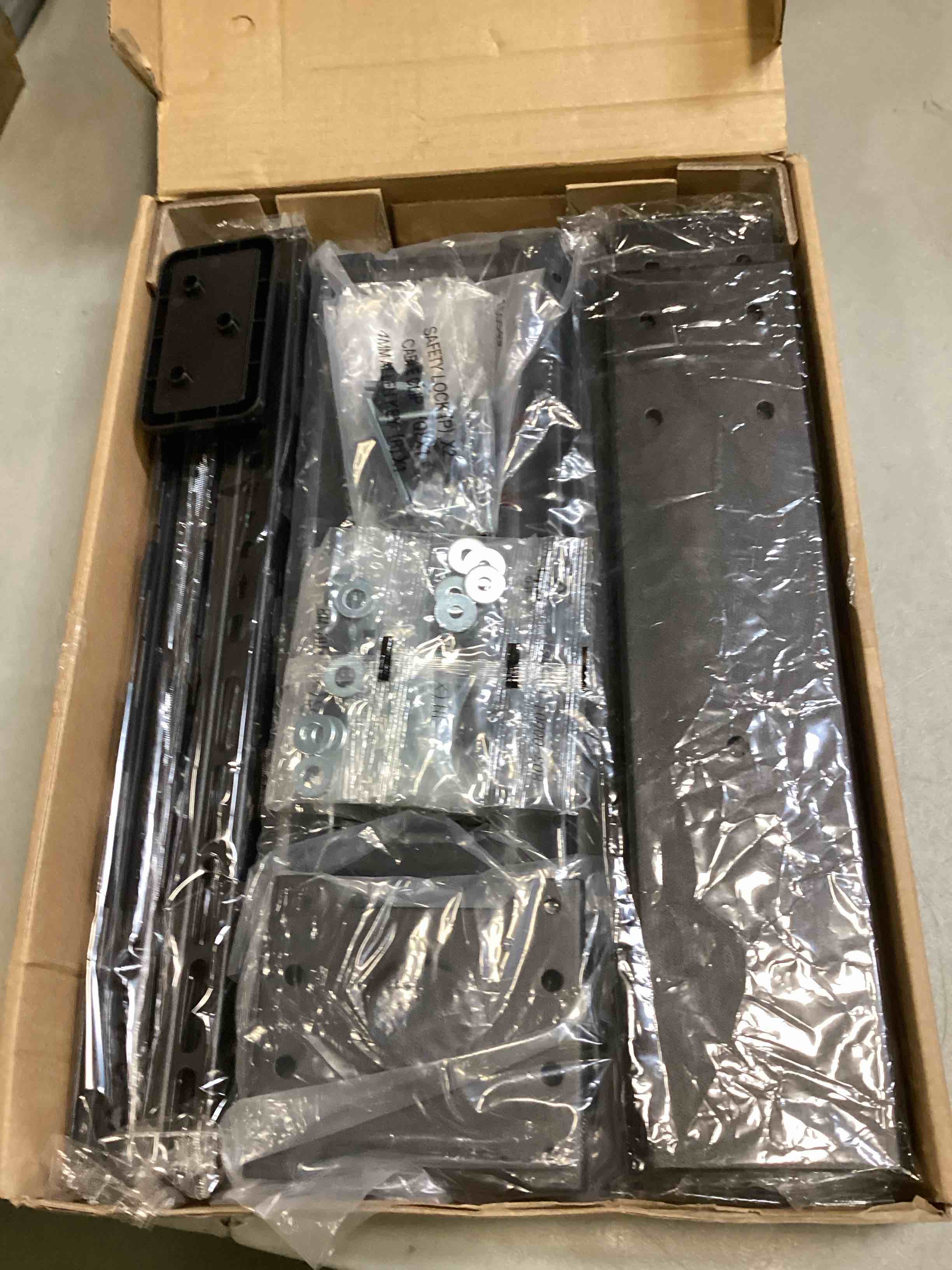 https://s3.amazonaws.com/lotting-images-prod/bidfta/RED6482022_1717099586357.jpeg