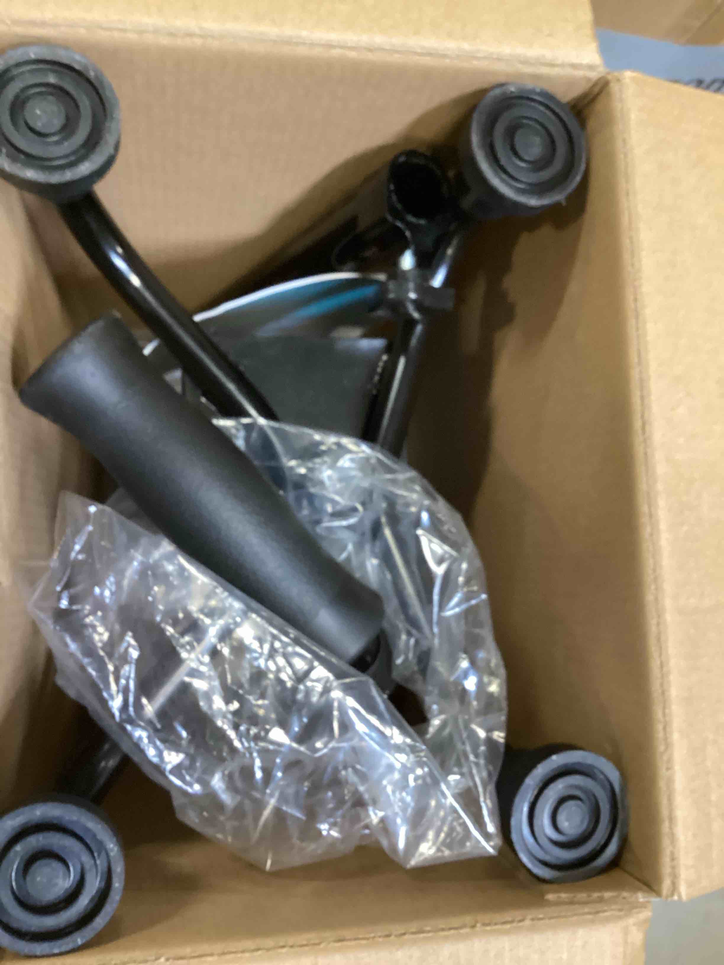 https://s3.amazonaws.com/lotting-images-prod/bidfta/RED6482025_1717099822384.jpeg