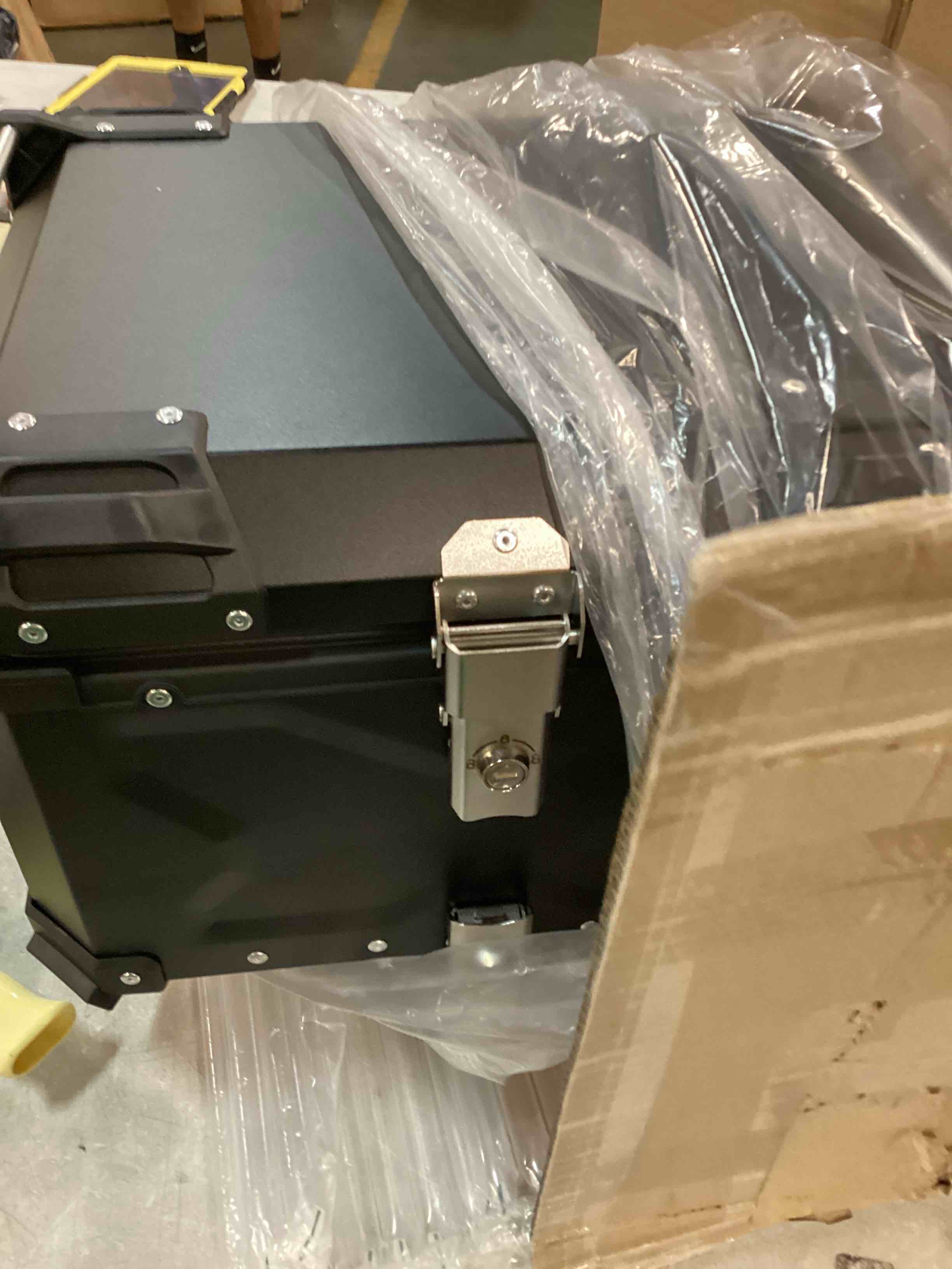 https://s3.amazonaws.com/lotting-images-prod/bidfta/RED6494207_1718804875820.jpeg