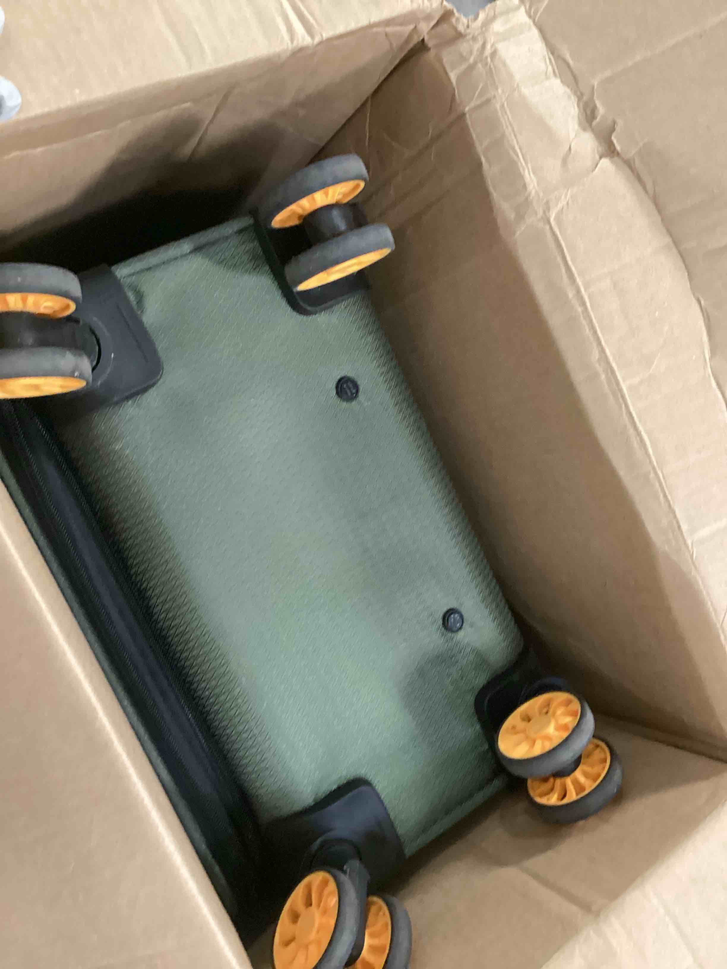 https://s3.amazonaws.com/lotting-images-prod/bidfta/RED6496251_1719572949286.jpeg