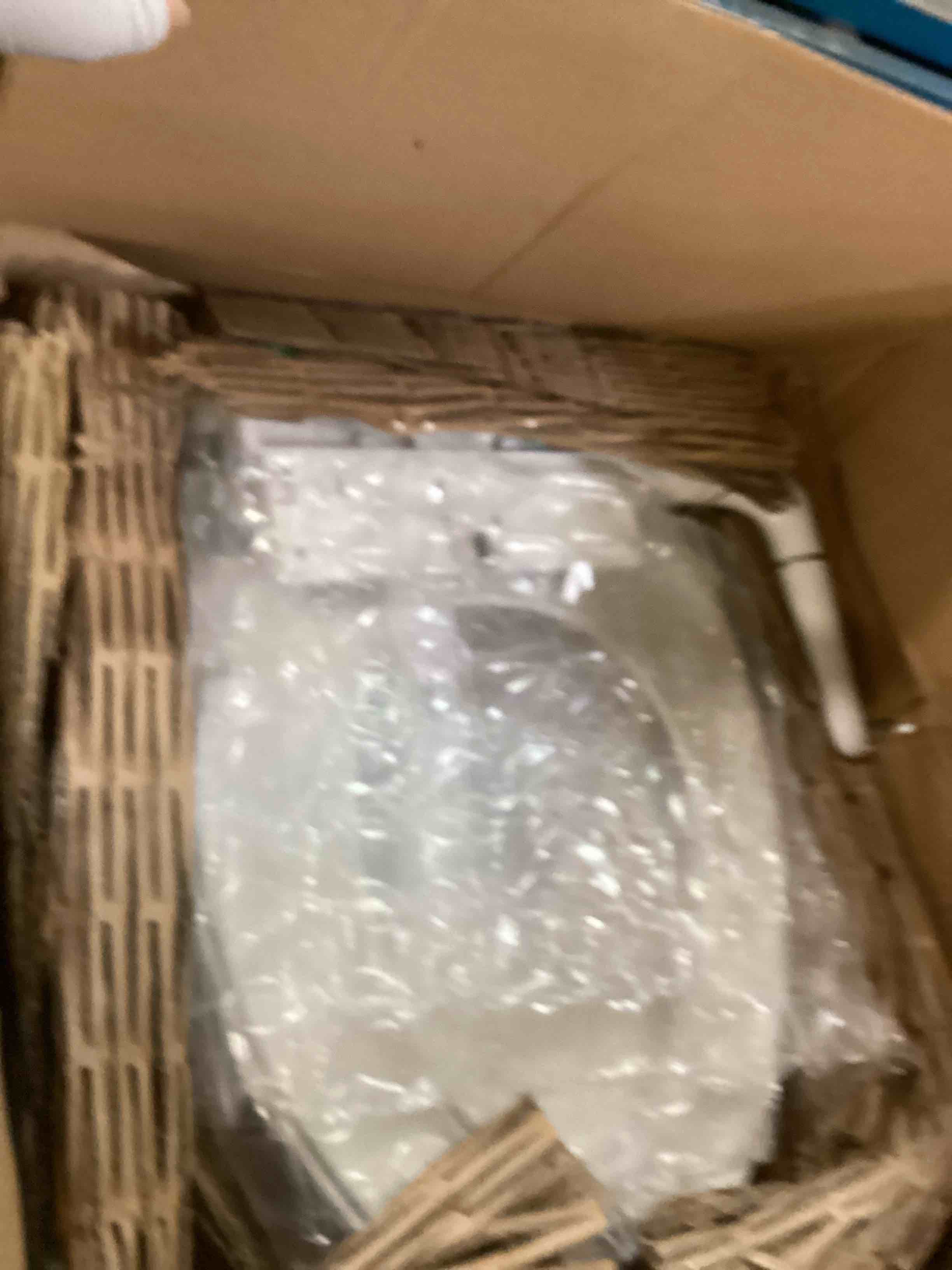 https://s3.amazonaws.com/lotting-images-prod/bidfta/RED6496523_1719835622902.jpeg