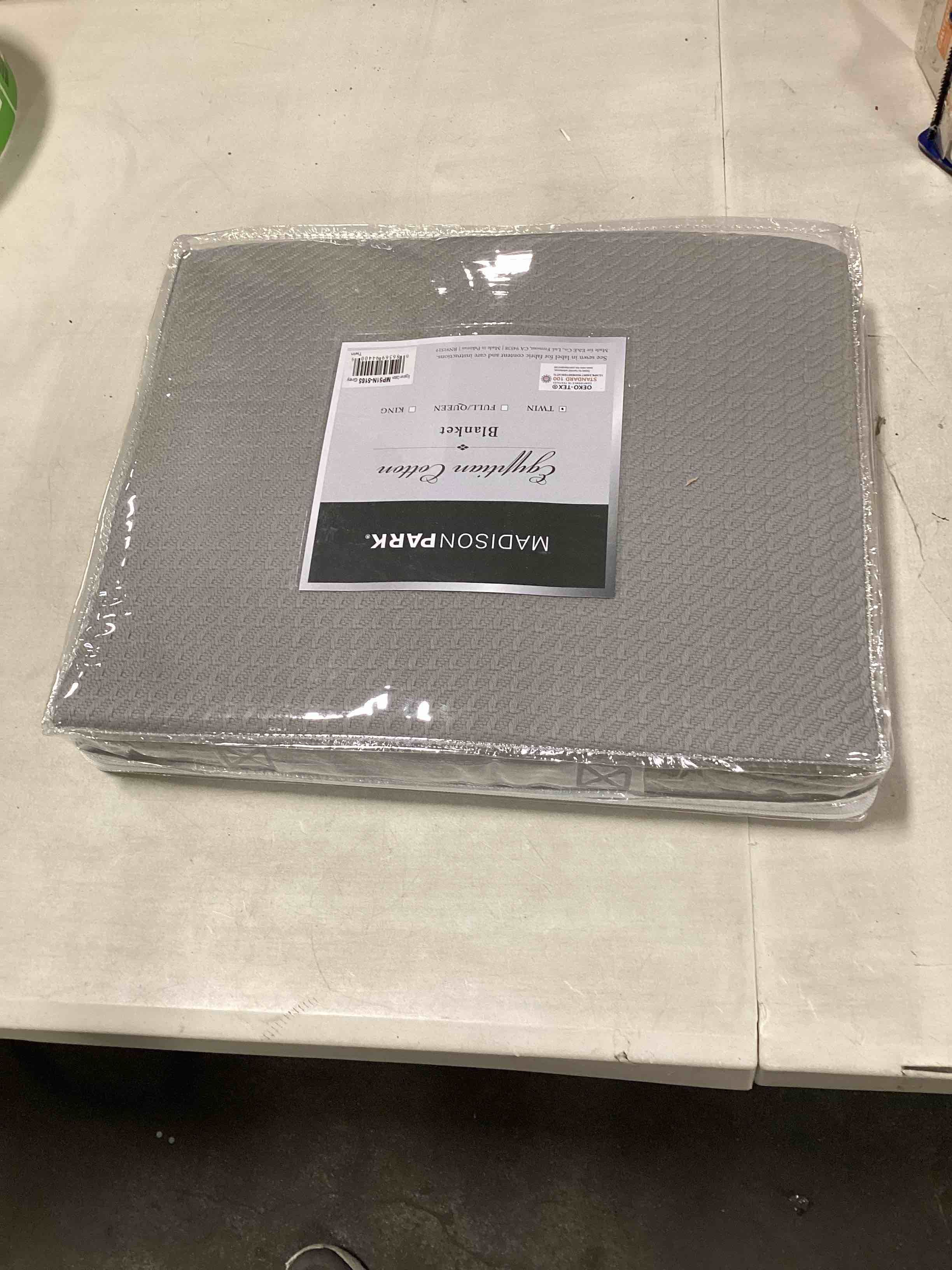 https://s3.amazonaws.com/lotting-images-prod/bidfta/RED6502847_1716639691207.jpeg