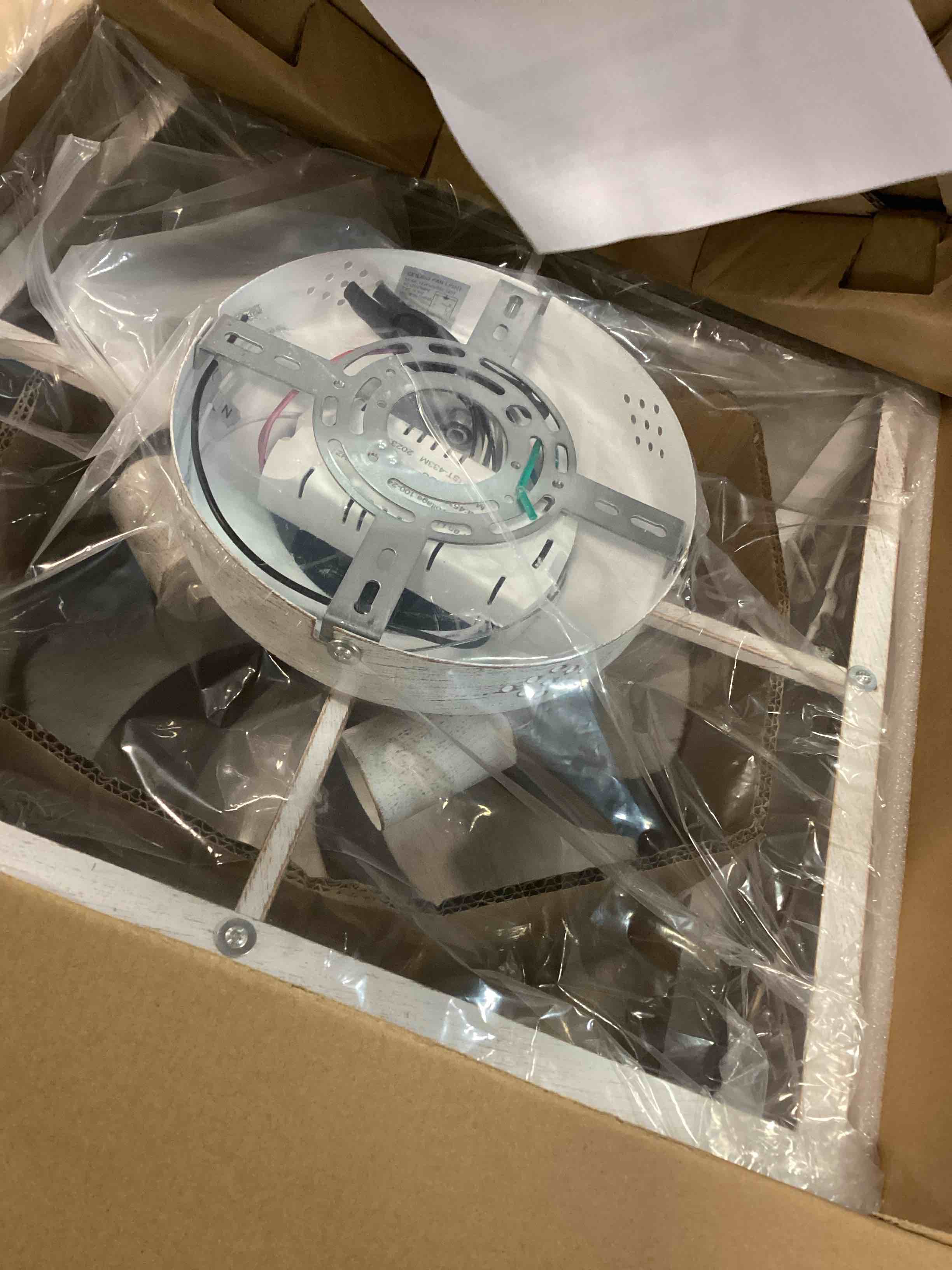 https://s3.amazonaws.com/lotting-images-prod/bidfta/RED6507984_1716489721744.jpeg