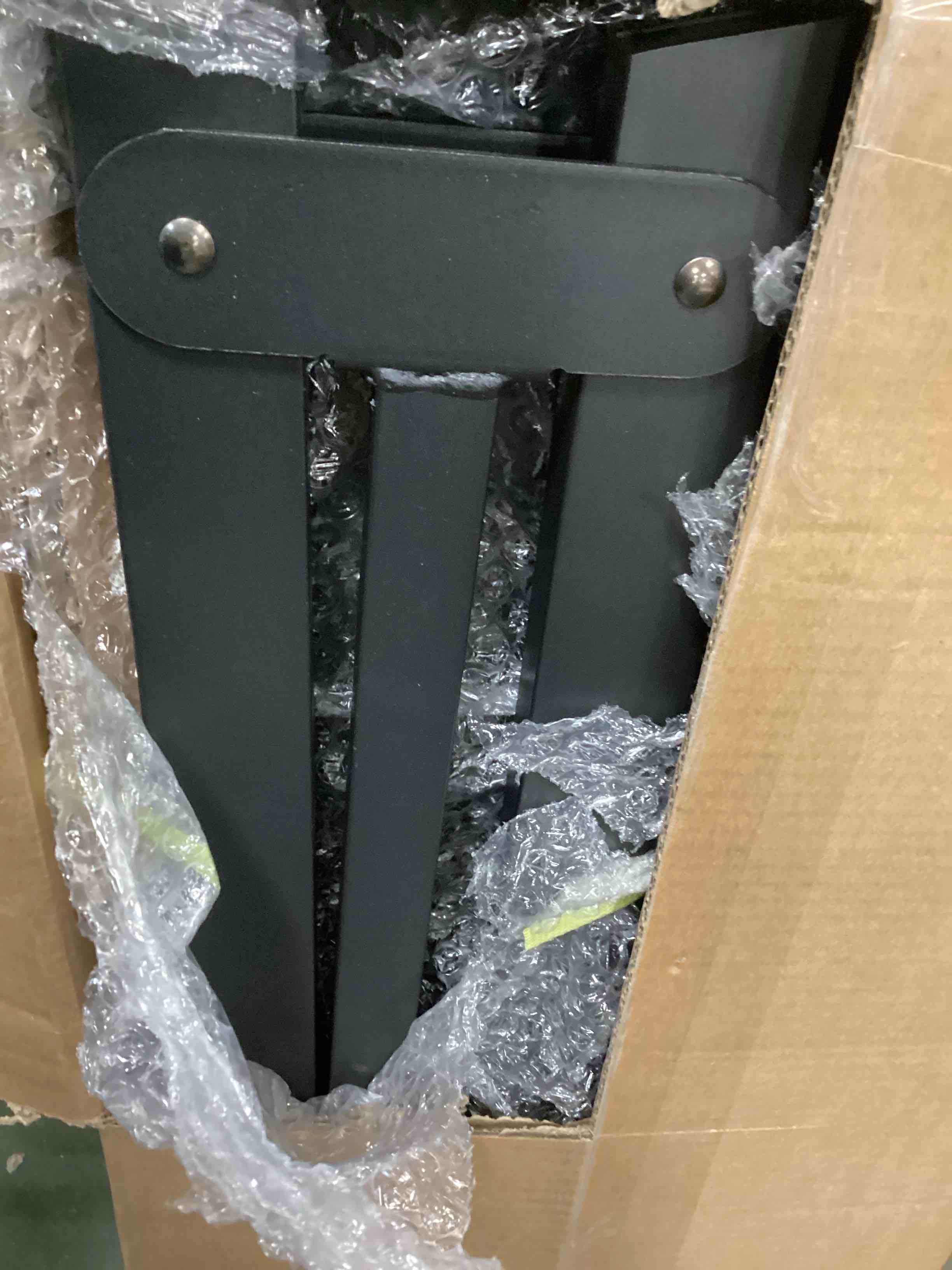 https://s3.amazonaws.com/lotting-images-prod/bidfta/RED6508351_1716903568397.jpeg