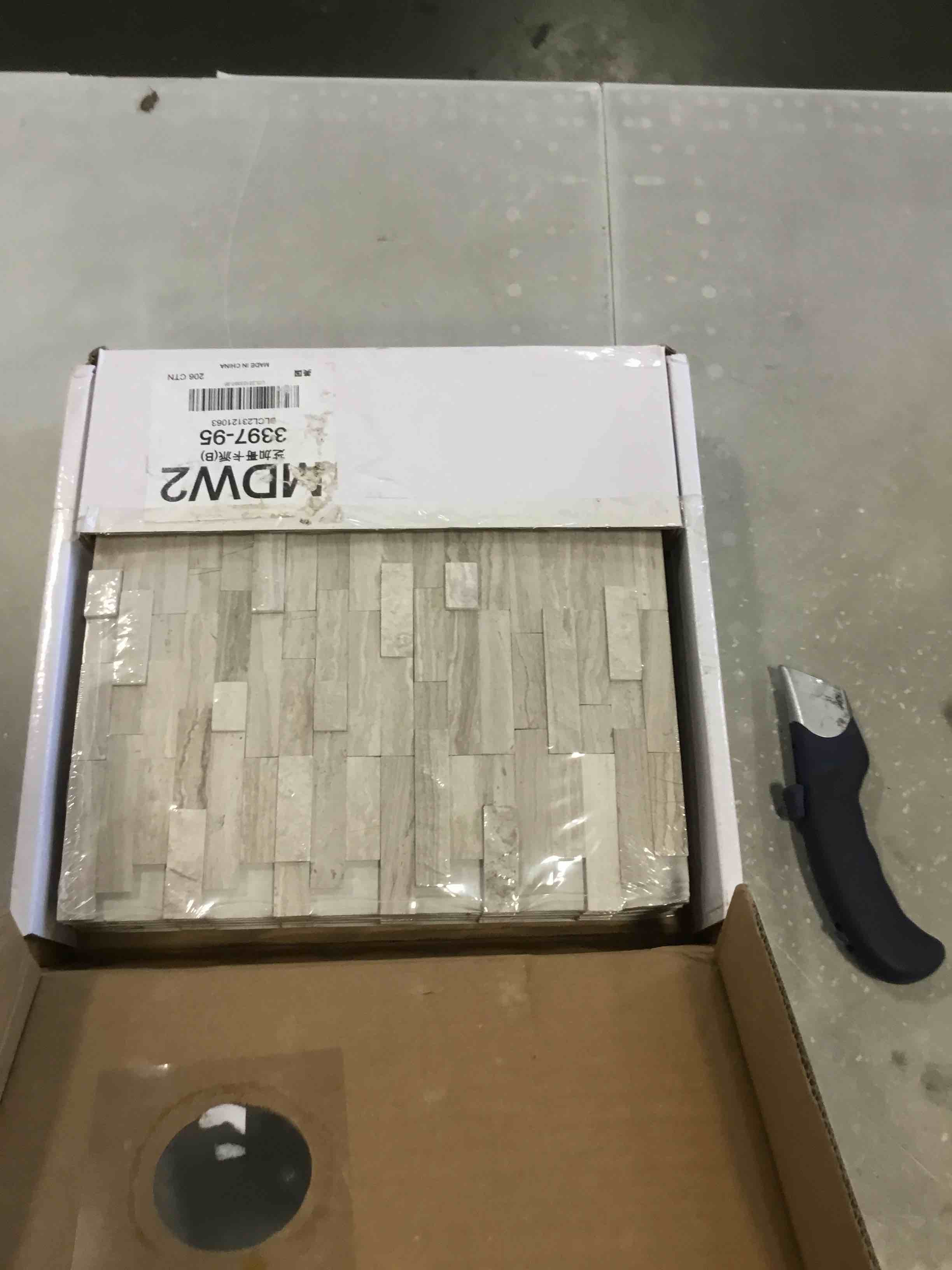 https://s3.amazonaws.com/lotting-images-prod/bidfta/RED6515283_1718304128619.jpeg