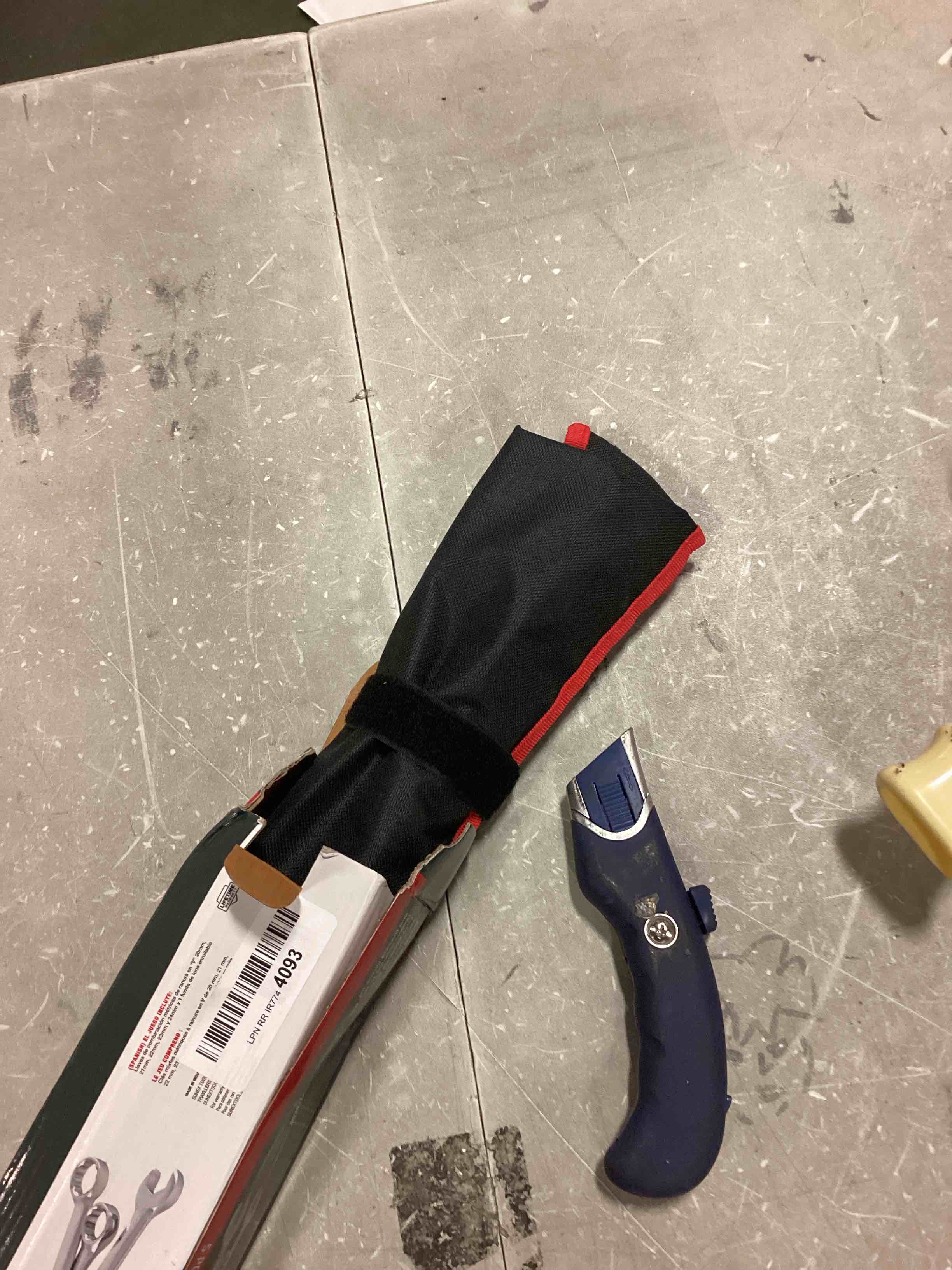 https://s3.amazonaws.com/lotting-images-prod/bidfta/RED6516917_1718629353297.jpeg