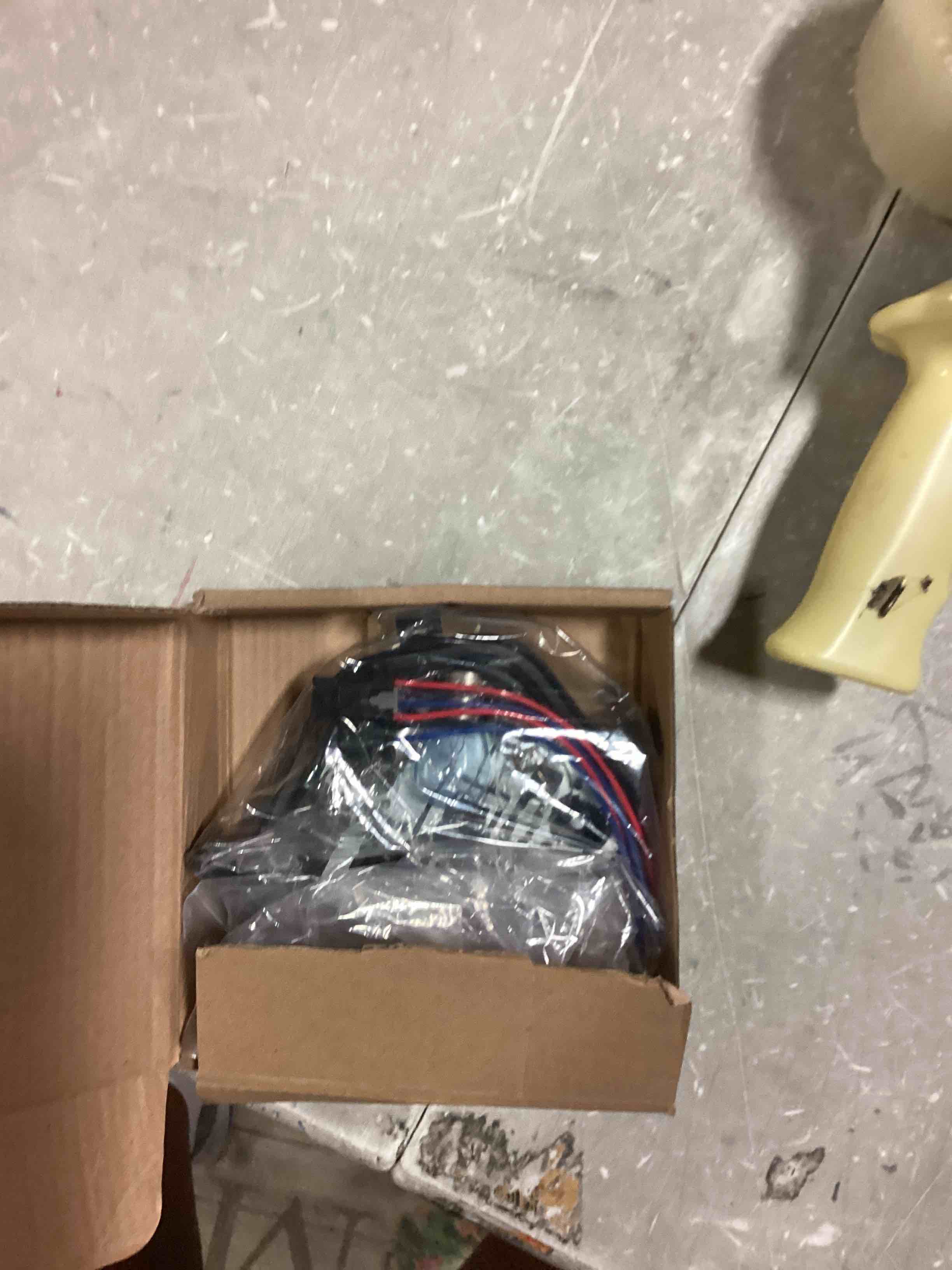 https://s3.amazonaws.com/lotting-images-prod/bidfta/RED6517582_1718891471752.jpeg