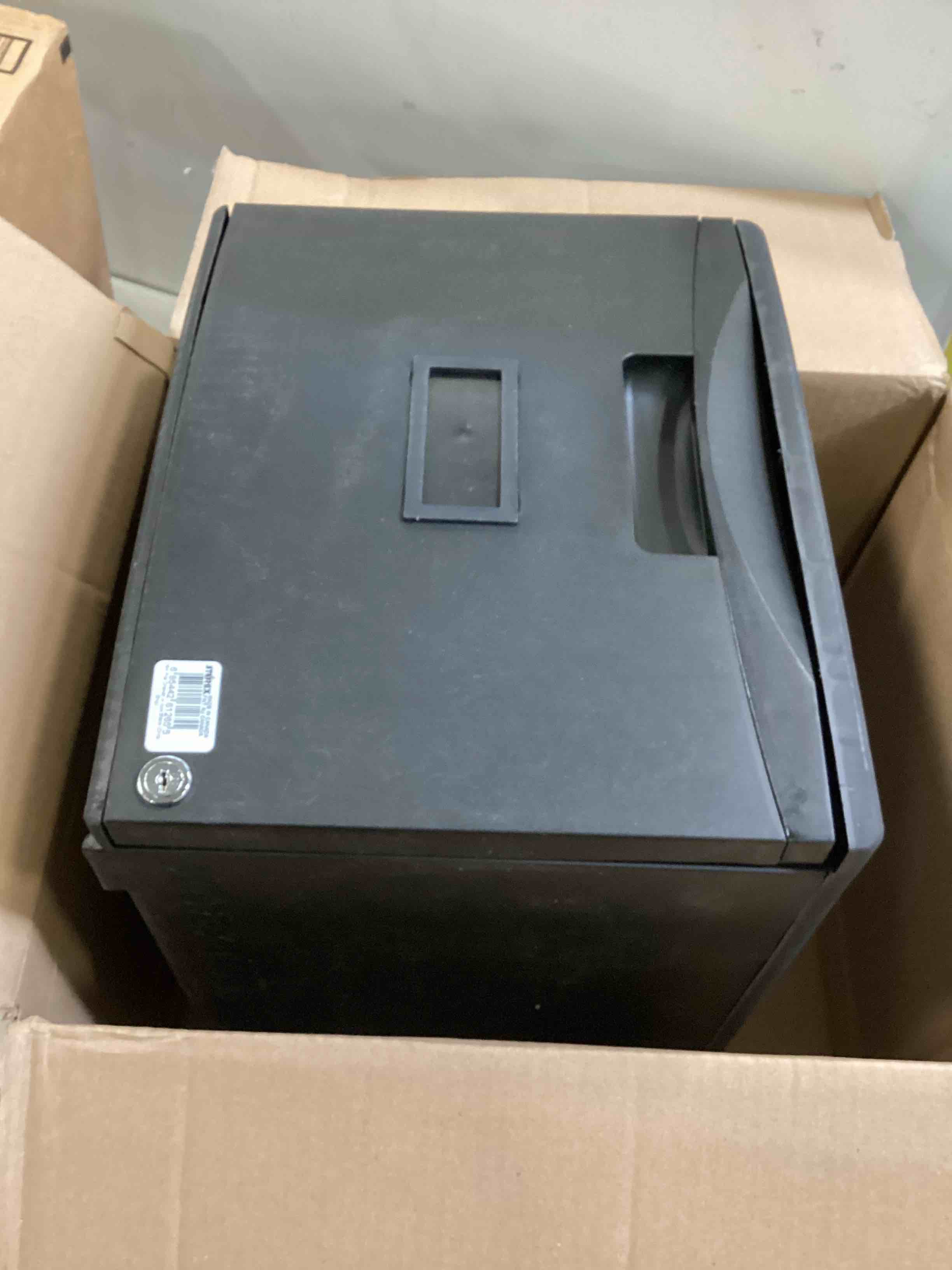 https://s3.amazonaws.com/lotting-images-prod/bidfta/RED6518519_1718215469626.jpeg