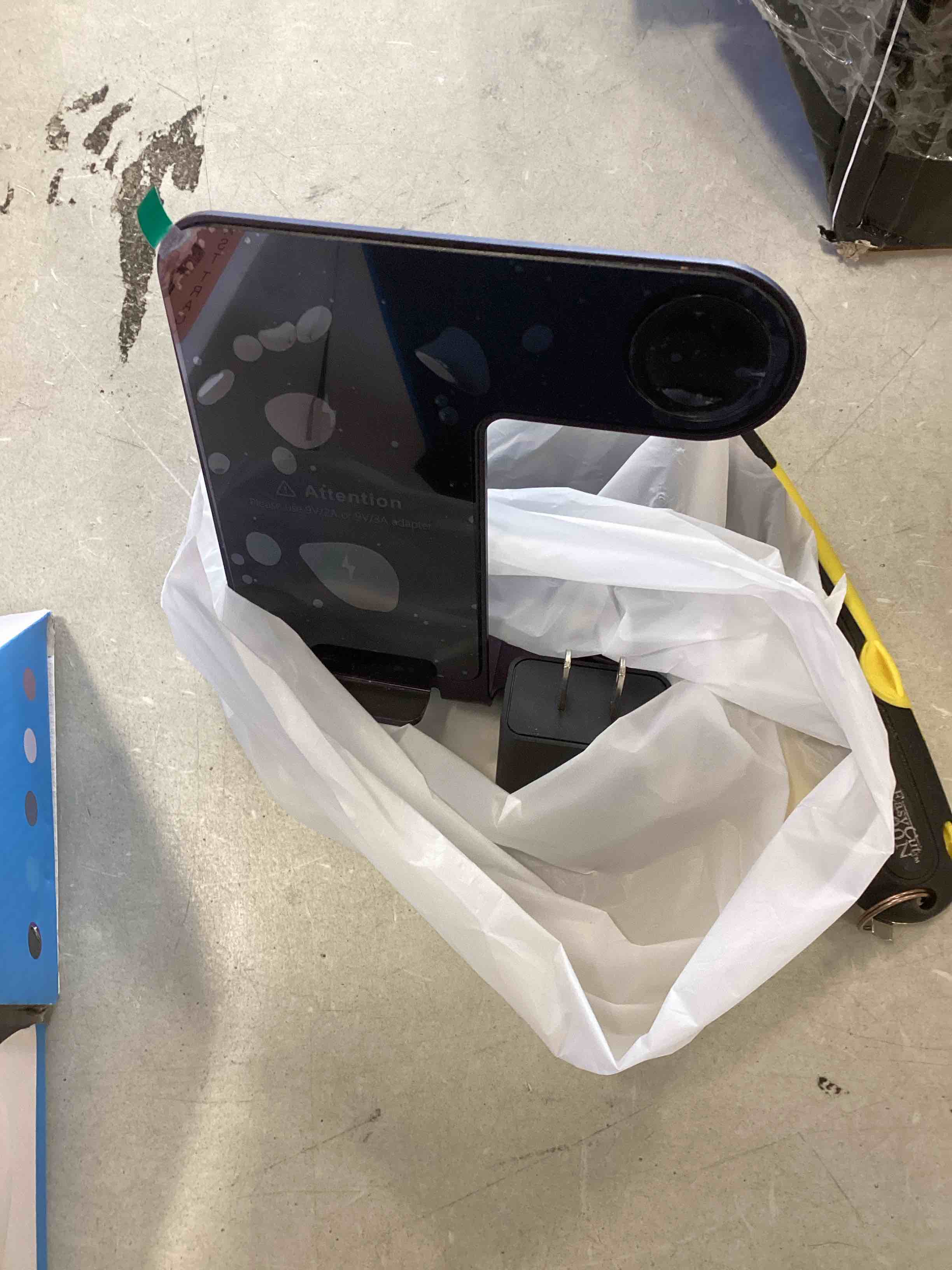 https://s3.amazonaws.com/lotting-images-prod/bidfta/RED6519871_1718195138514.jpeg