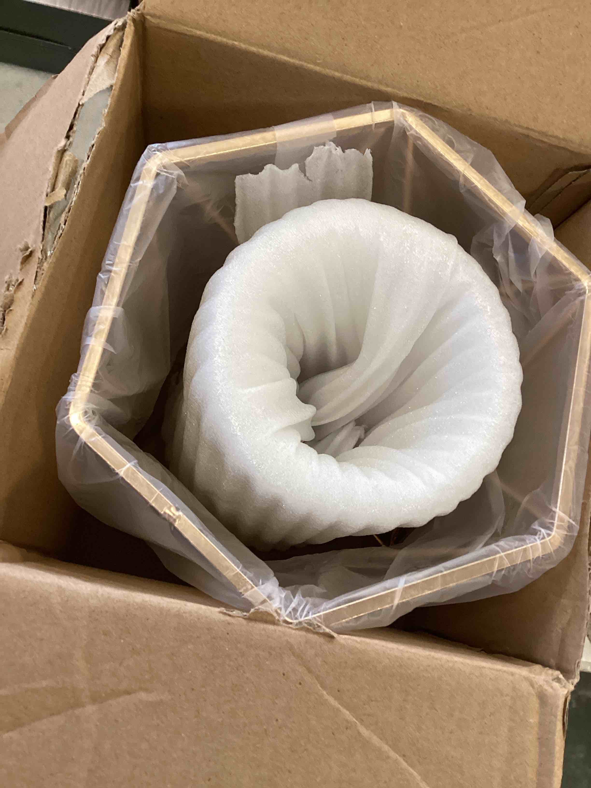 https://s3.amazonaws.com/lotting-images-prod/bidfta/RED6520148_1718282912304.jpeg