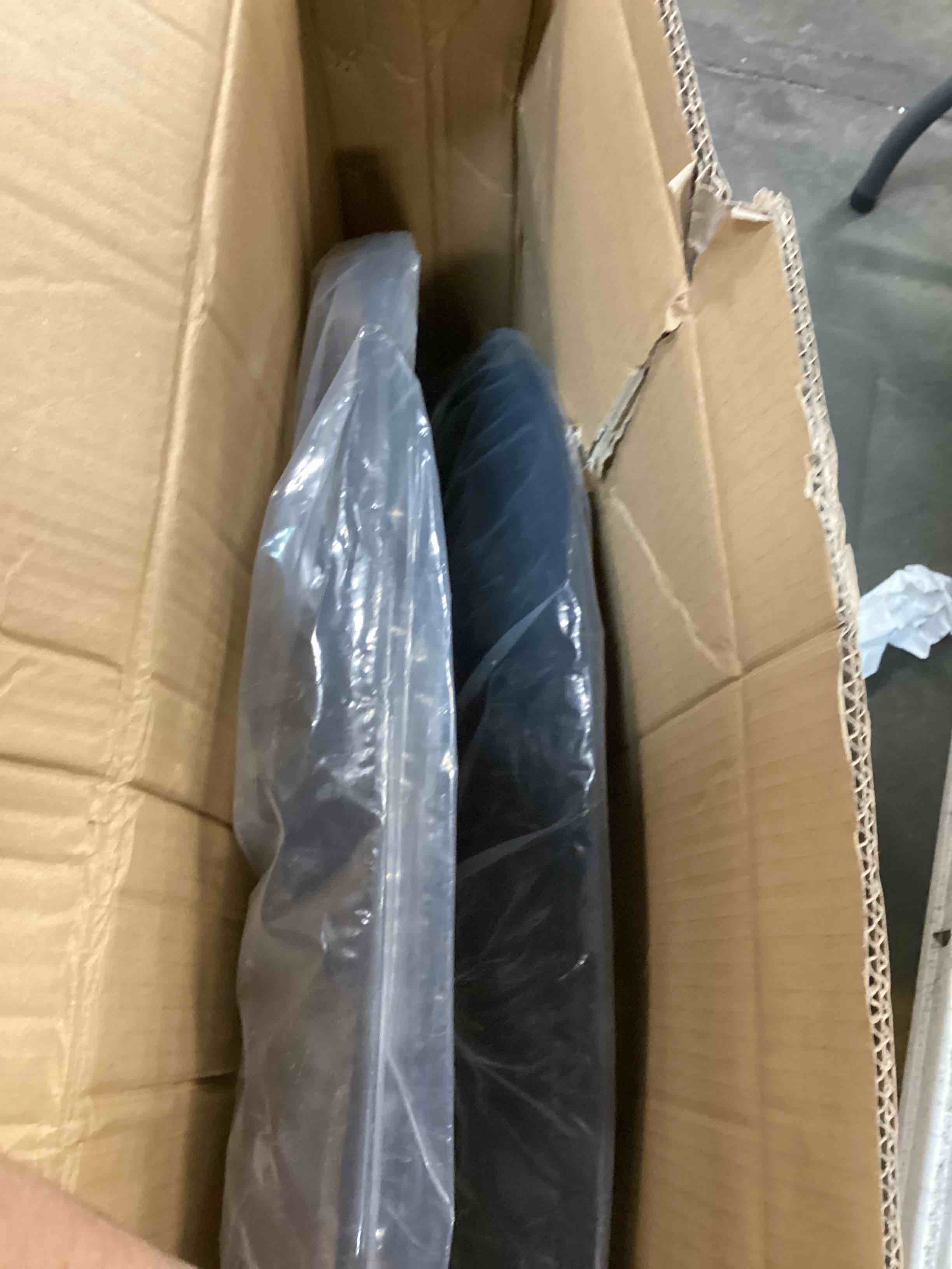 https://s3.amazonaws.com/lotting-images-prod/bidfta/RED6526915_1720441938189.jpeg