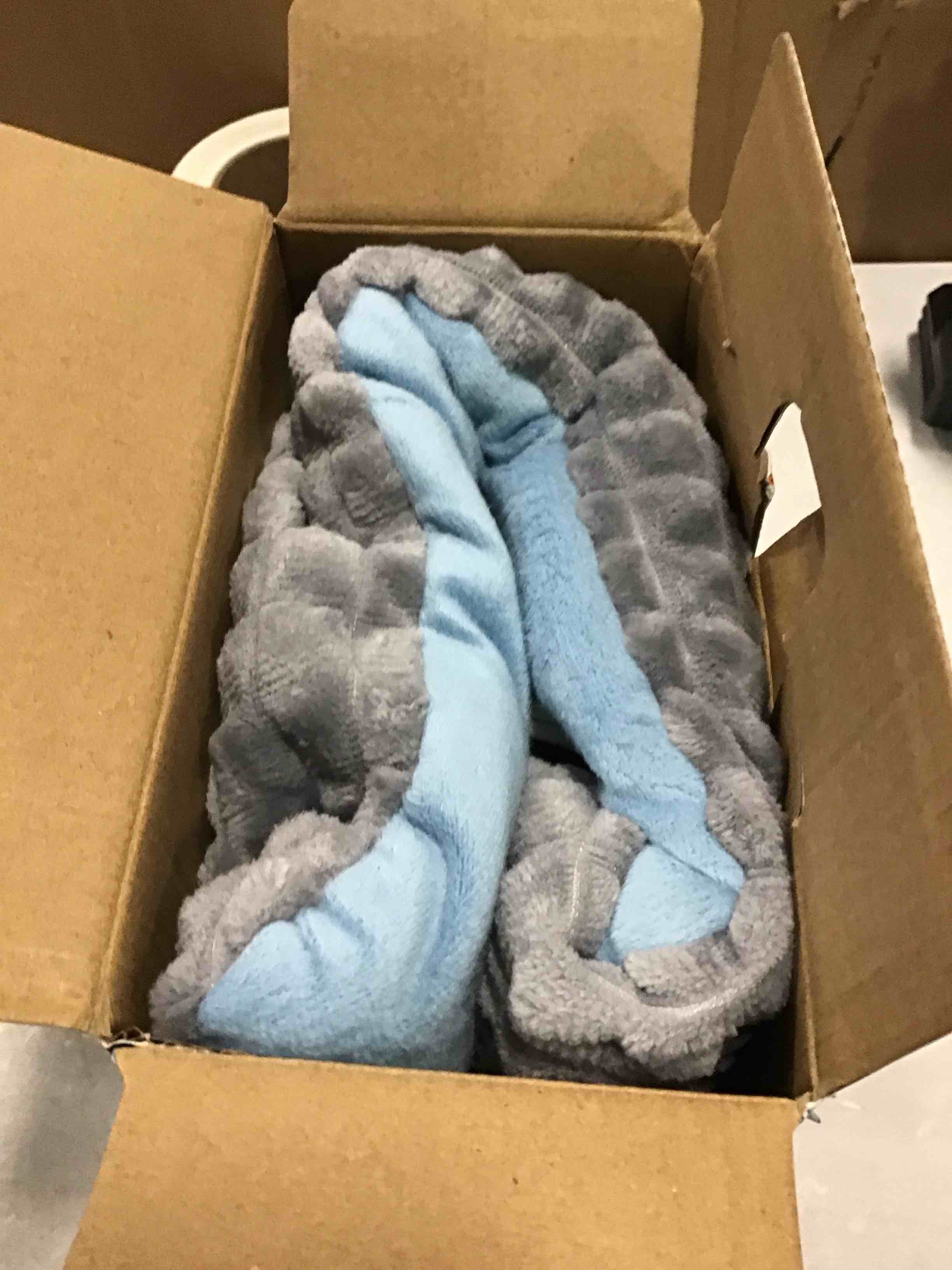 https://s3.amazonaws.com/lotting-images-prod/bidfta/RED6528995_1719320193533.jpeg