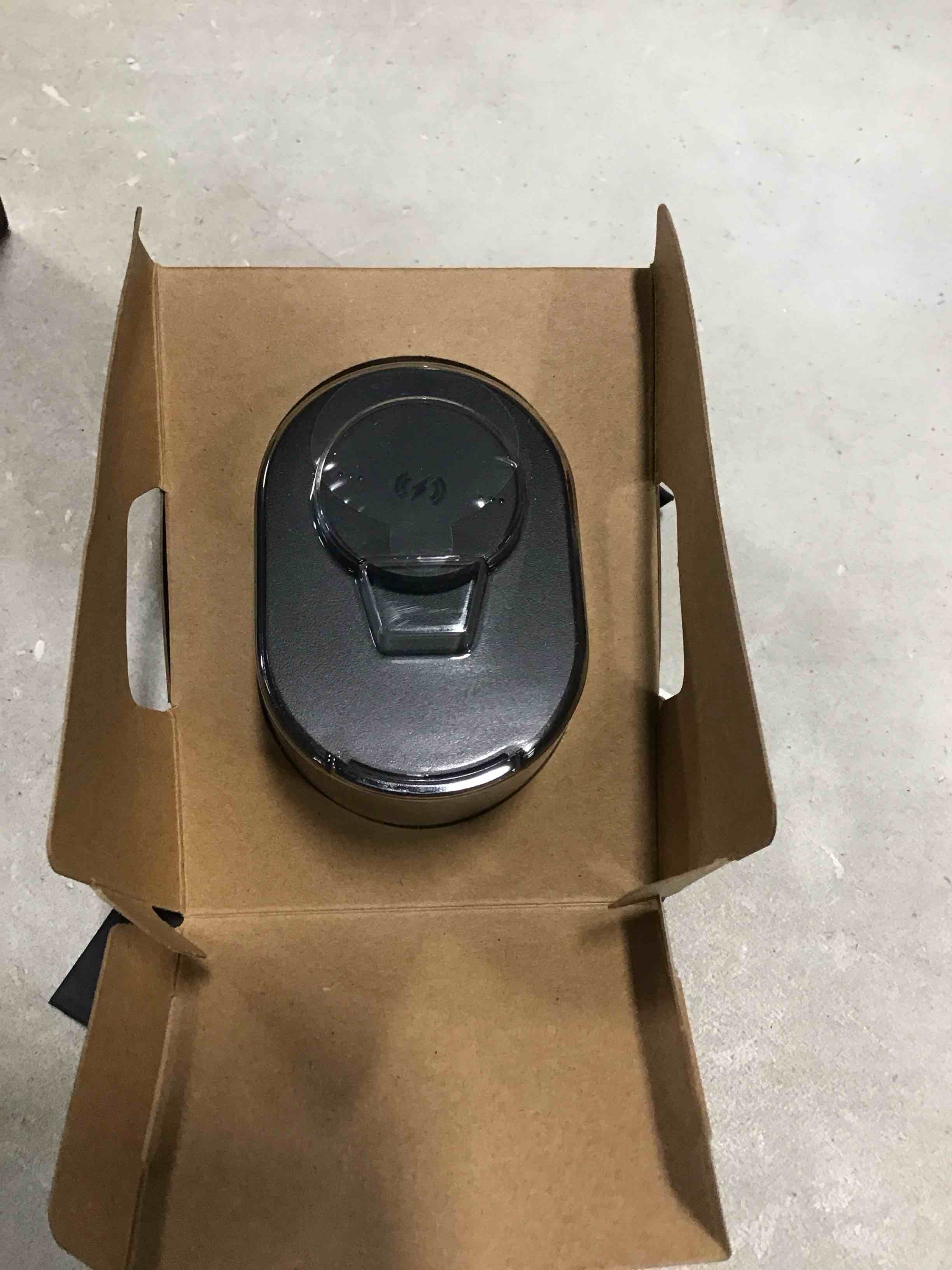 https://s3.amazonaws.com/lotting-images-prod/bidfta/RED6529051_1719325544423.jpeg