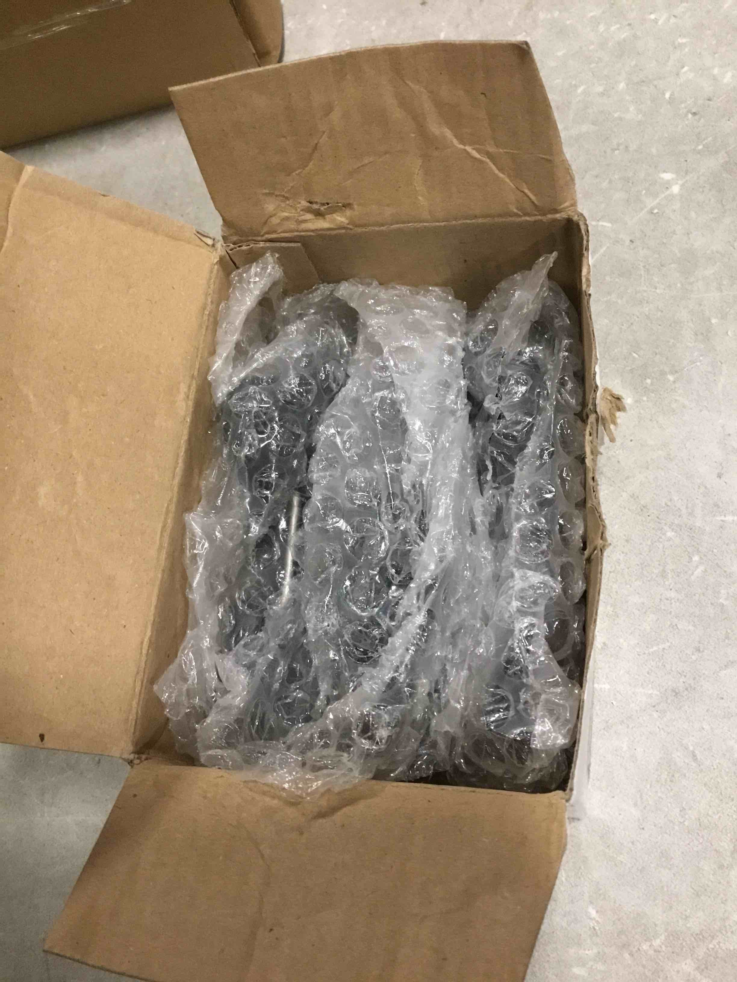 https://s3.amazonaws.com/lotting-images-prod/bidfta/RED6529255_1719400875309.jpeg