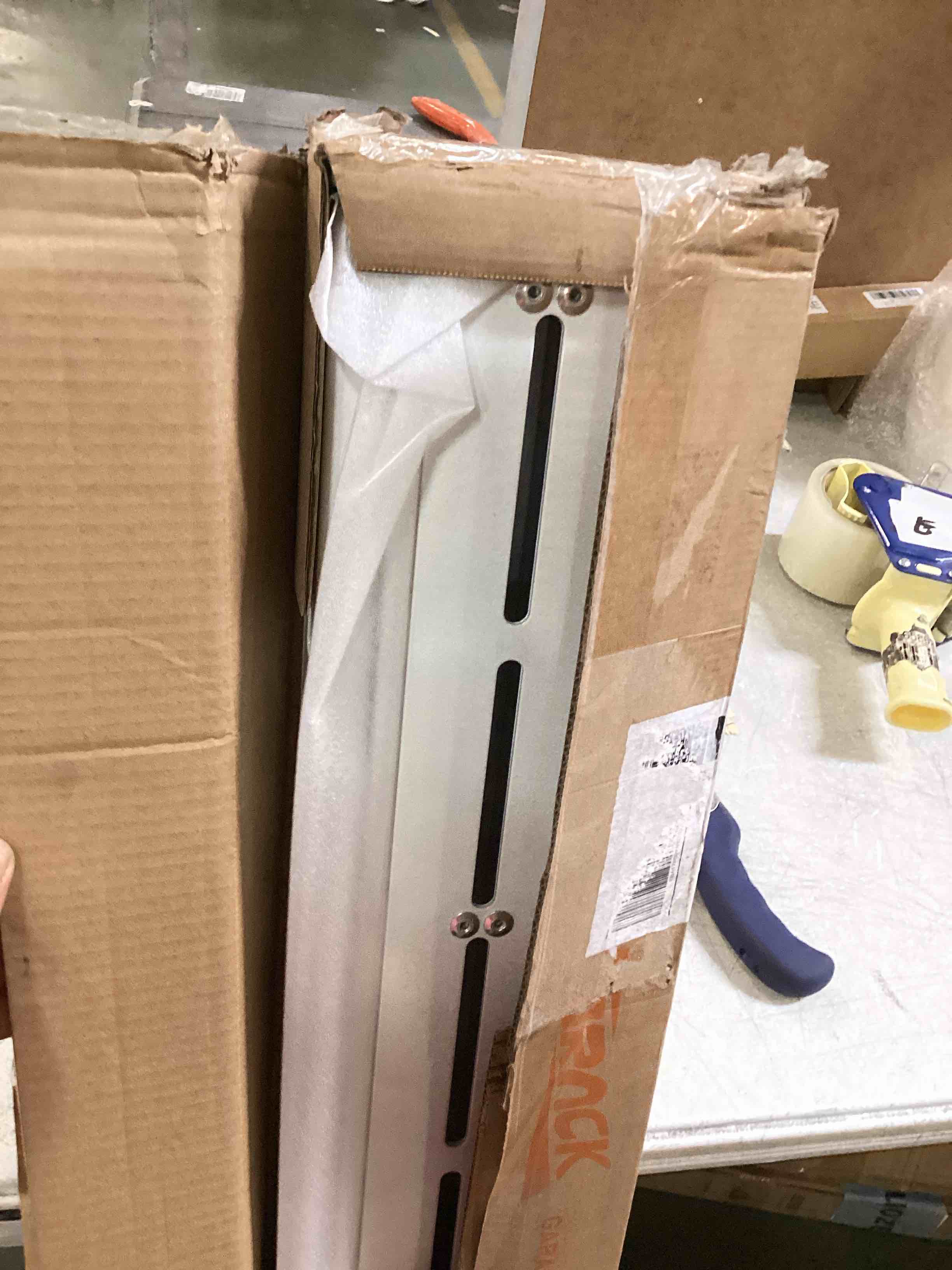 https://s3.amazonaws.com/lotting-images-prod/bidfta/RED6530361_1719330558949.jpeg