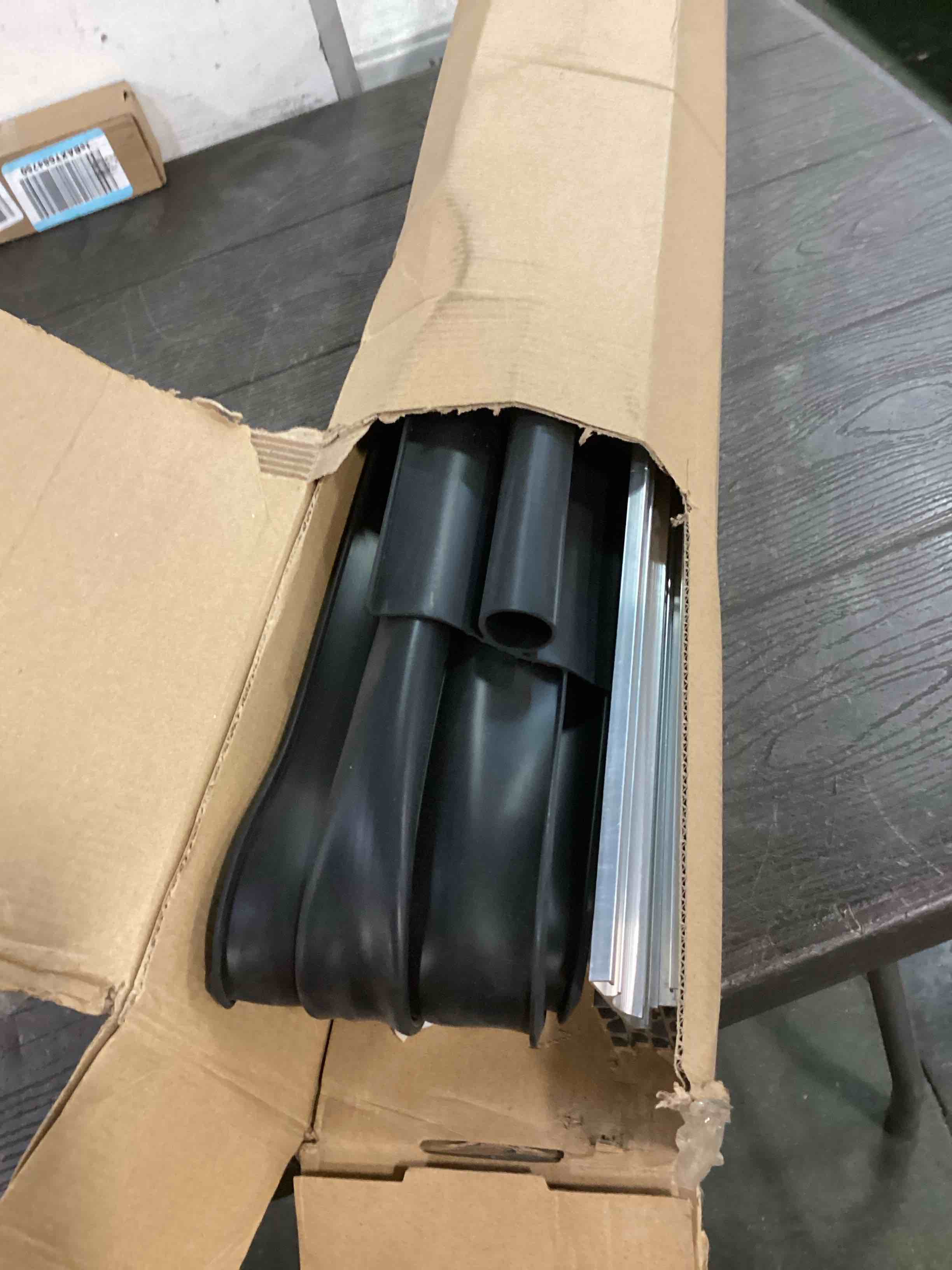 https://s3.amazonaws.com/lotting-images-prod/bidfta/RED6530614_1719402902949.jpeg