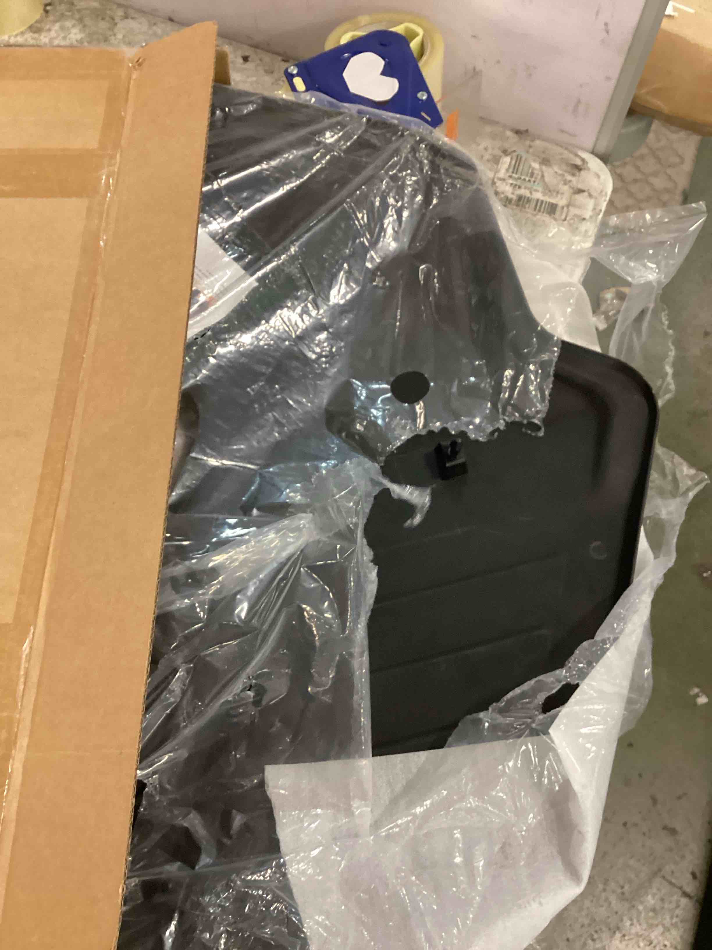https://s3.amazonaws.com/lotting-images-prod/bidfta/RED6531331_1719832176679.jpeg