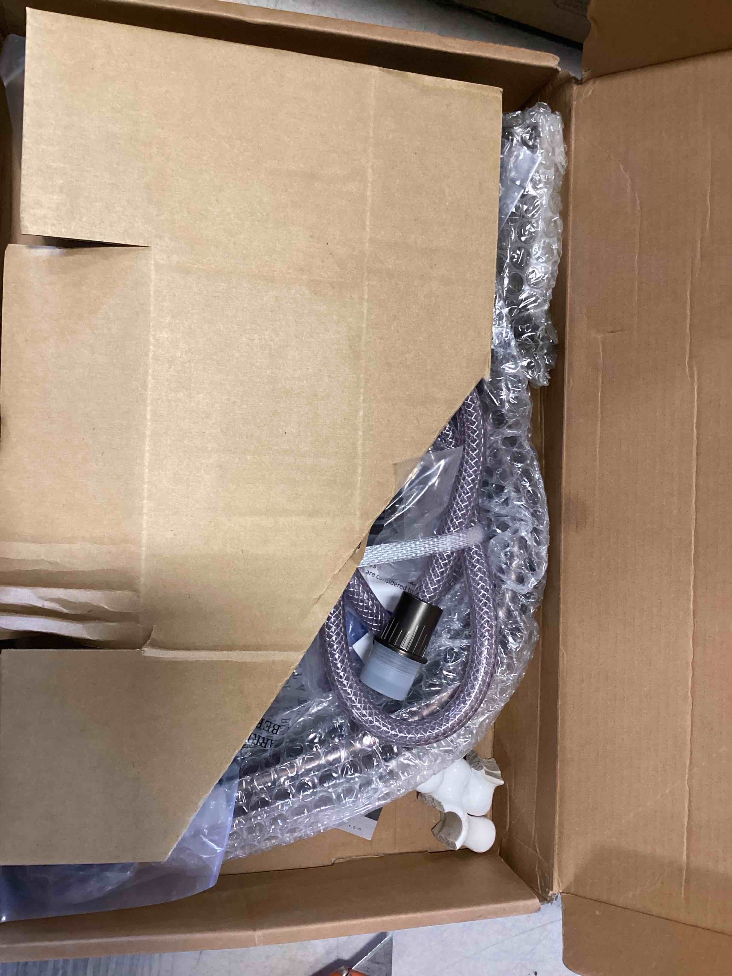 https://s3.amazonaws.com/lotting-images-prod/bidfta/RED6533474_1719244755869.jpeg