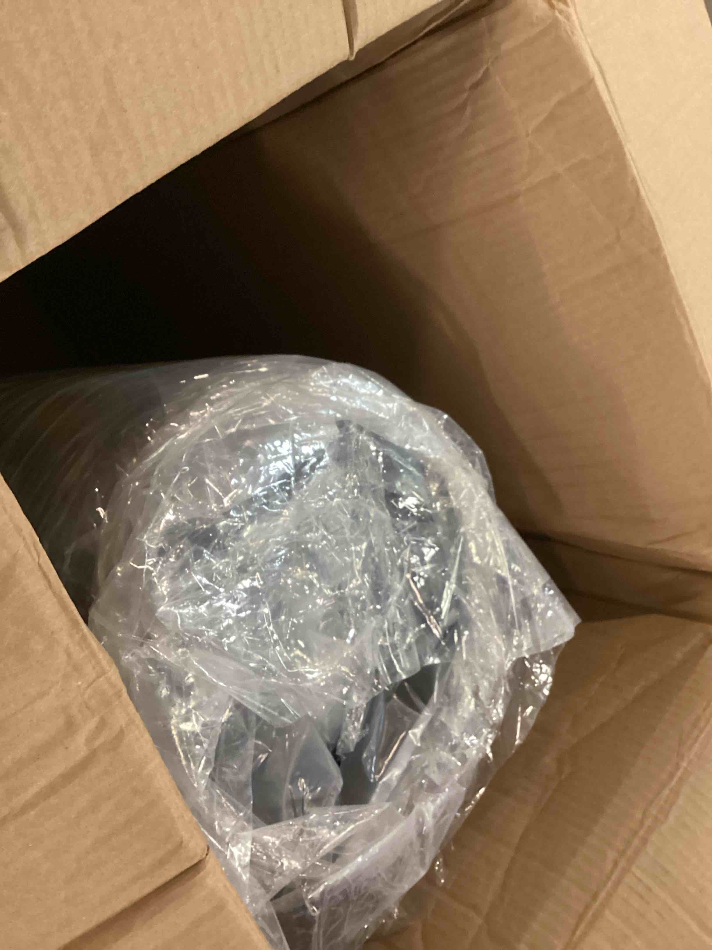 https://s3.amazonaws.com/lotting-images-prod/bidfta/RED6547970_1716551471613.jpeg