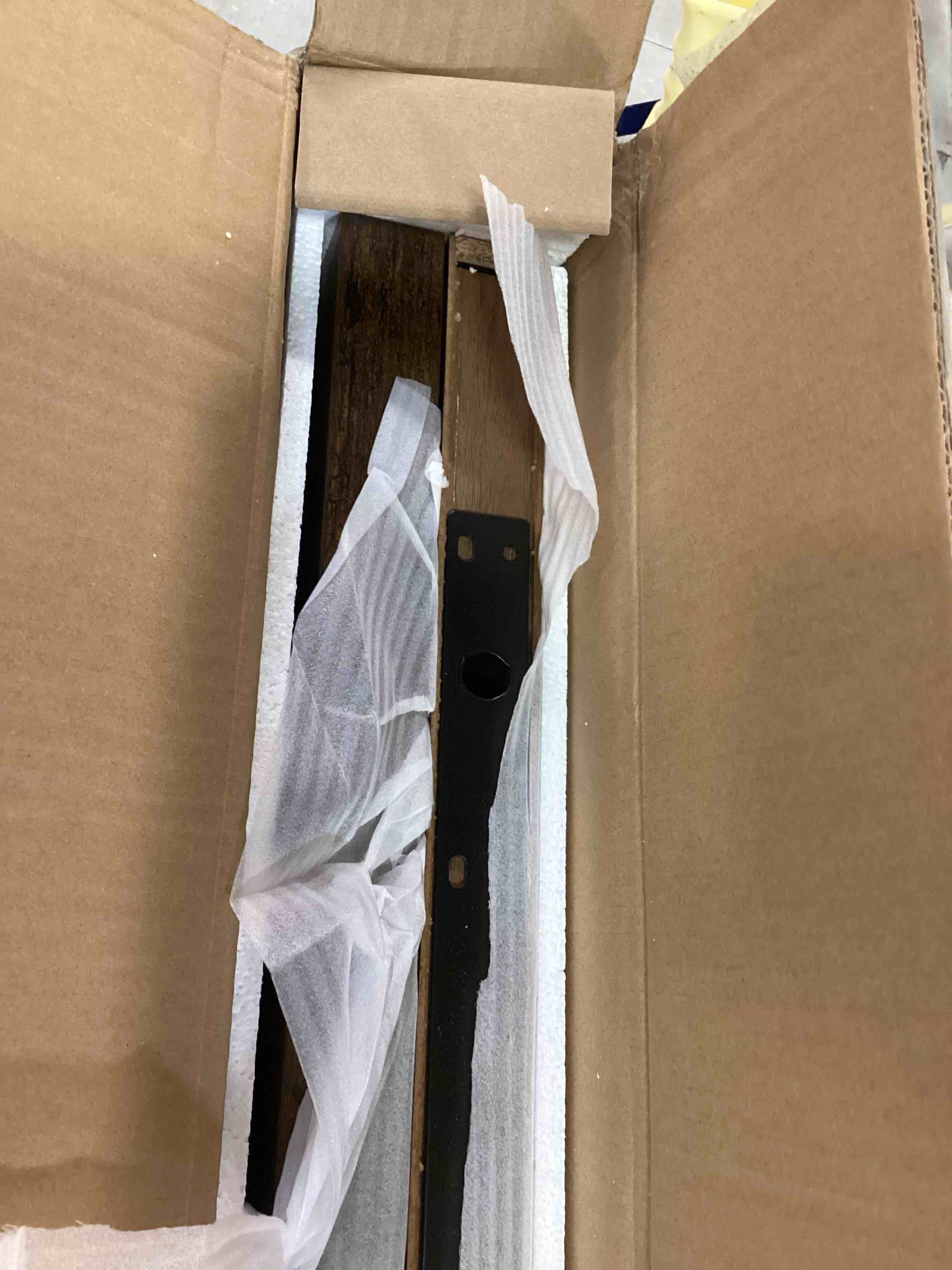 https://s3.amazonaws.com/lotting-images-prod/bidfta/RED6548345_1716895527432.jpeg