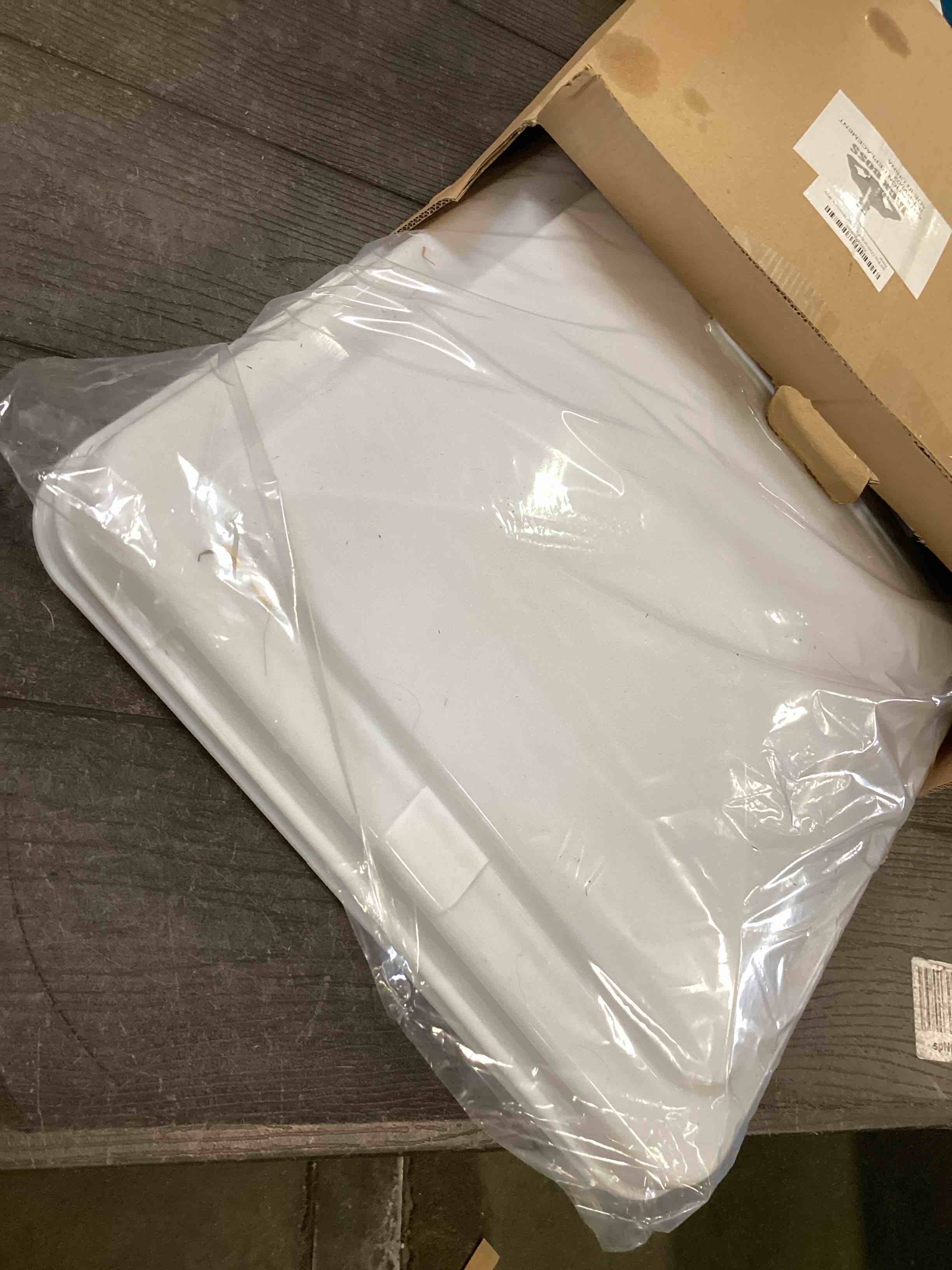 https://s3.amazonaws.com/lotting-images-prod/bidfta/RED6548961_1717082642059.jpeg