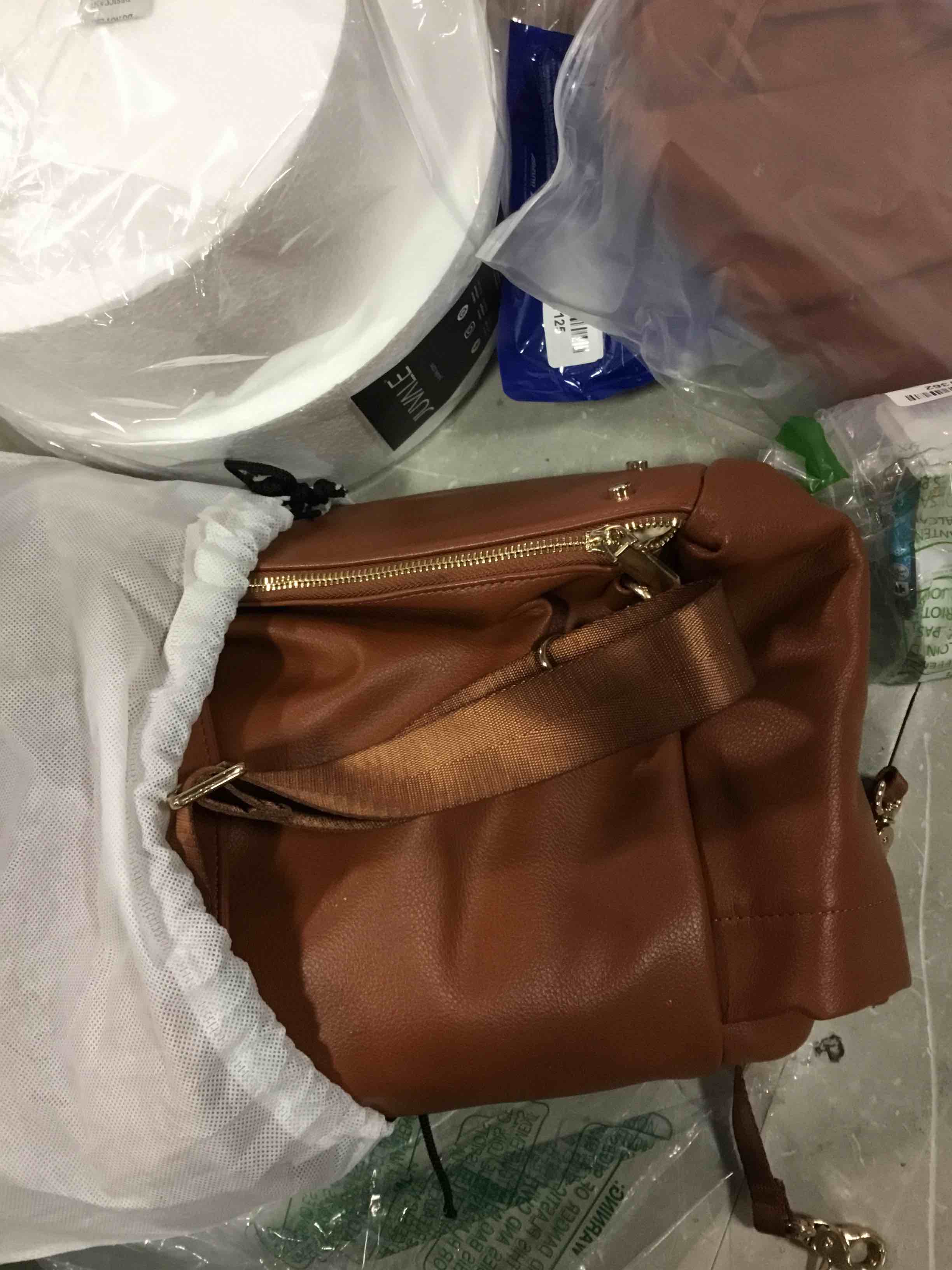 https://s3.amazonaws.com/lotting-images-prod/bidfta/RED6550247_1717083742894.jpeg