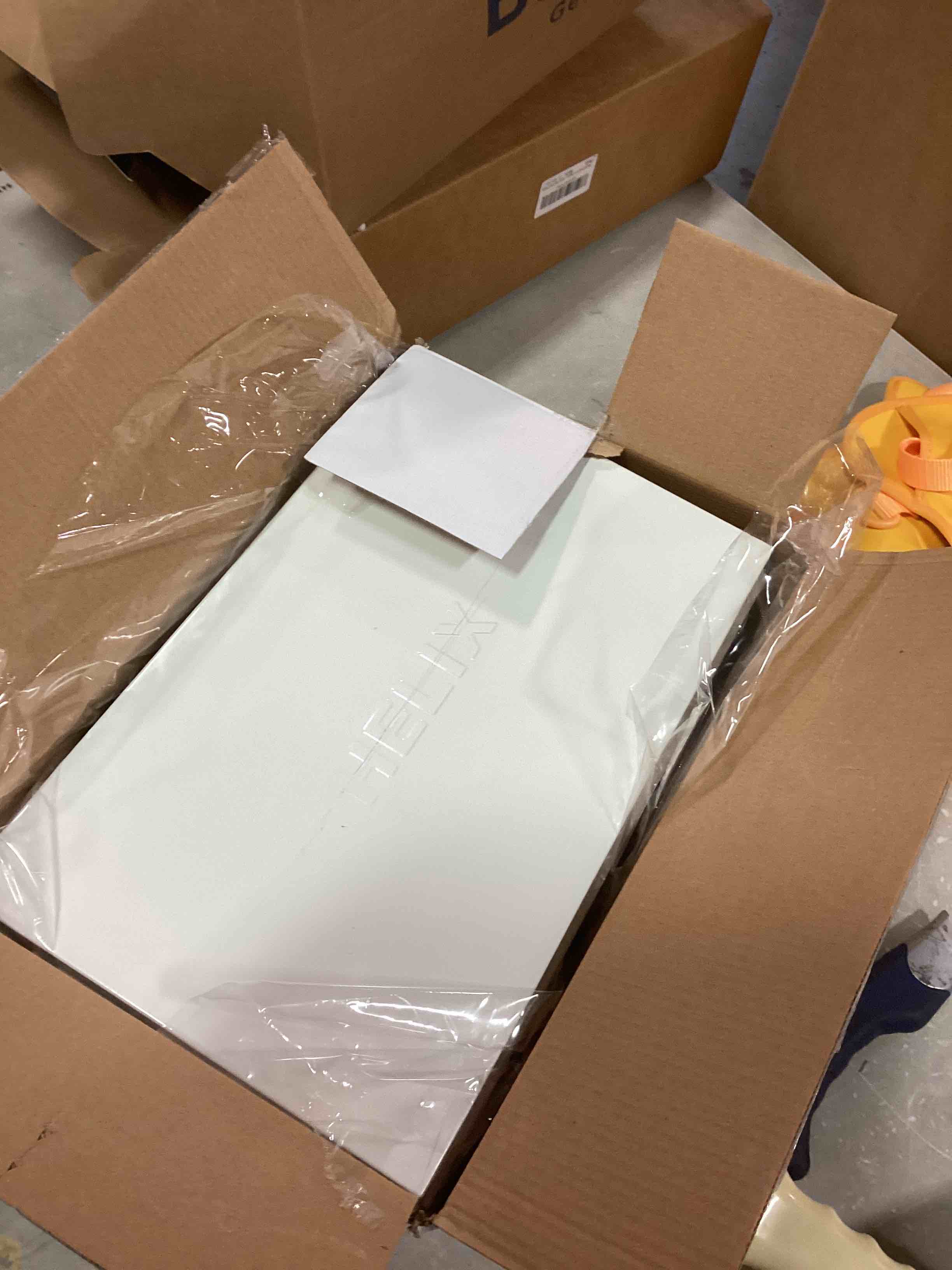 https://s3.amazonaws.com/lotting-images-prod/bidfta/RED6550547_1717165684359.jpeg