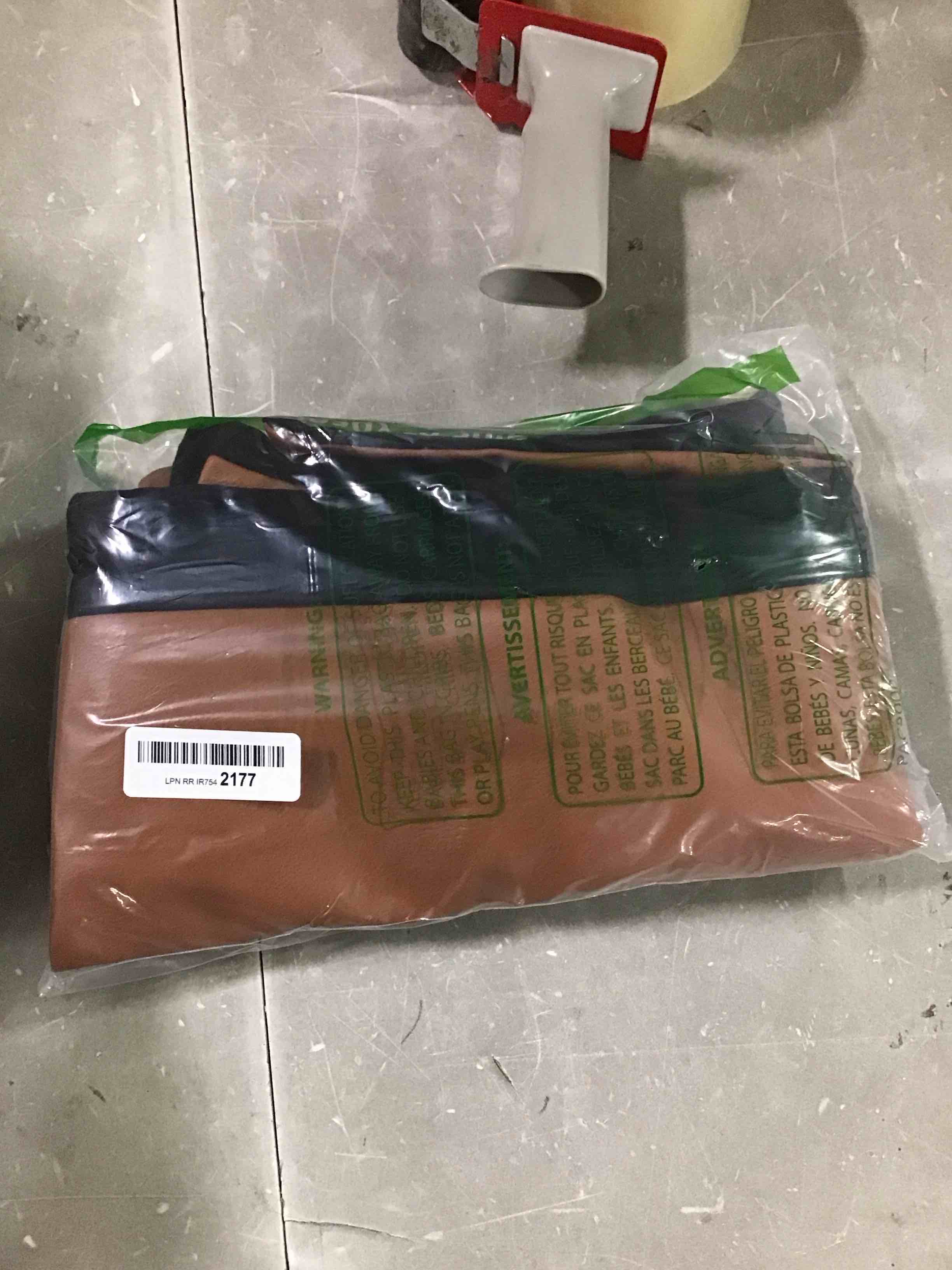 https://s3.amazonaws.com/lotting-images-prod/bidfta/RED6551920_1717099736769.jpeg