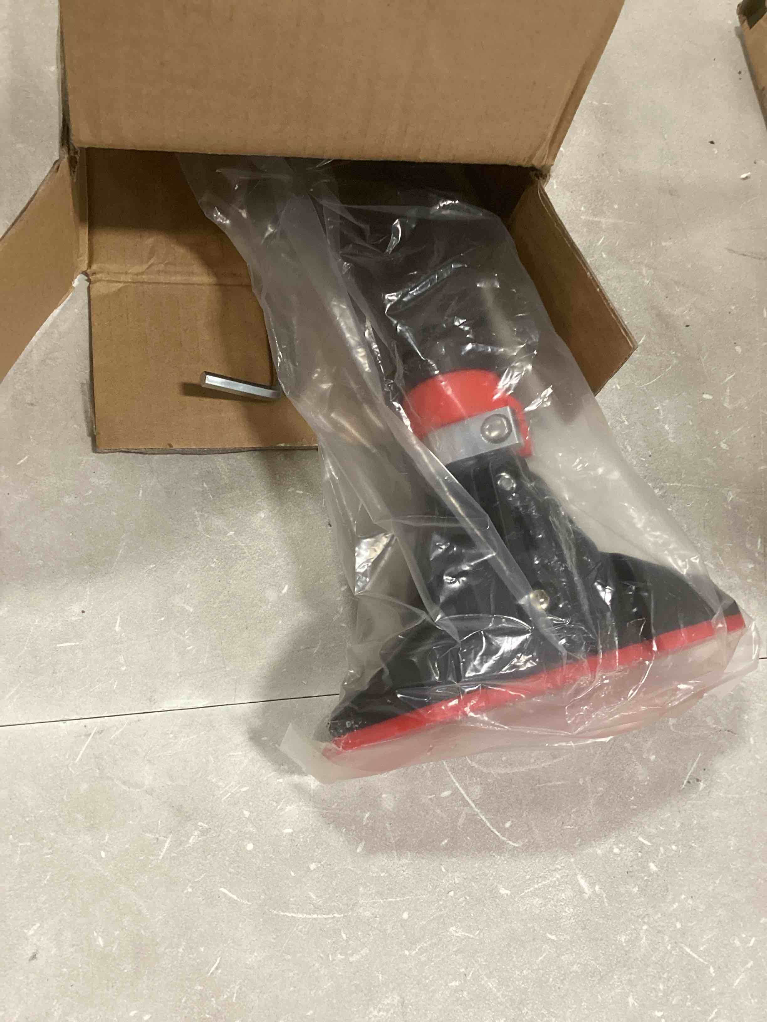 https://s3.amazonaws.com/lotting-images-prod/bidfta/RED6553161_1717075351943.jpeg