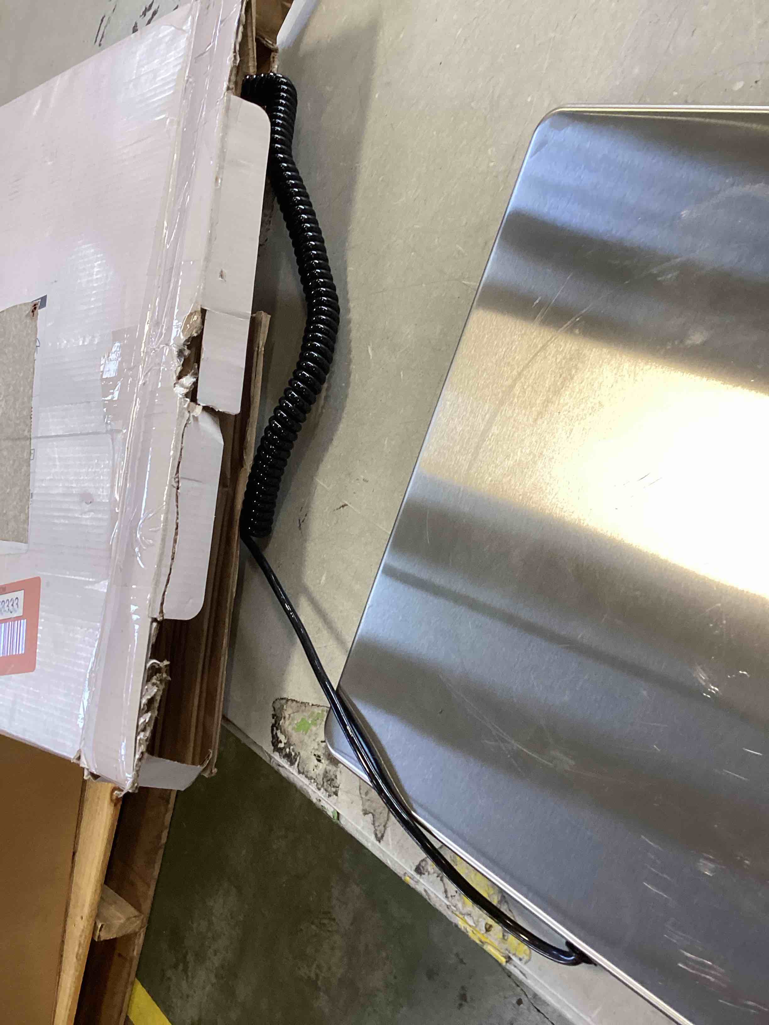 https://s3.amazonaws.com/lotting-images-prod/bidfta/RED6558333_1717249815543.jpeg