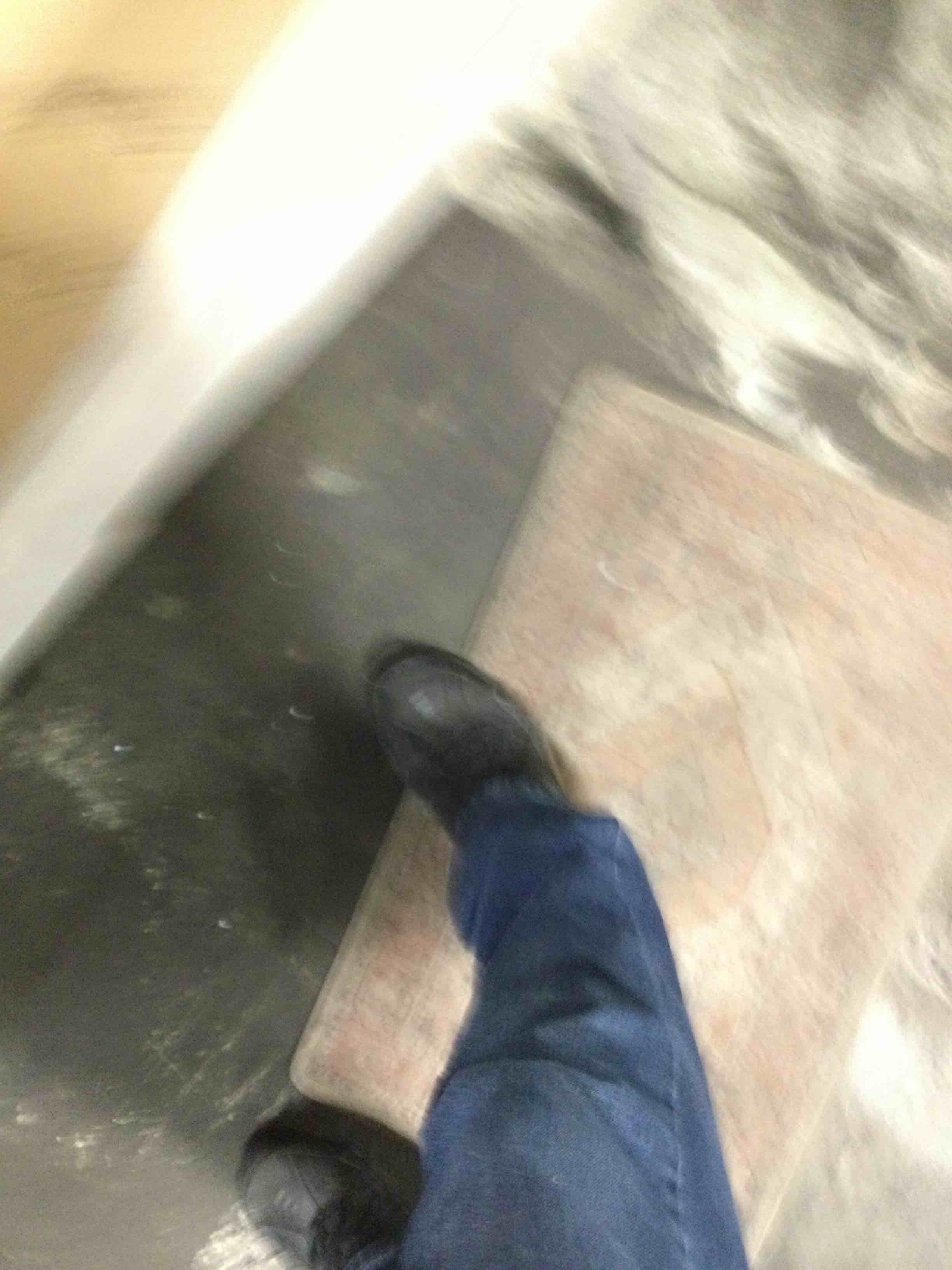 https://s3.amazonaws.com/lotting-images-prod/bidfta/RED6560033_1715874124388.jpeg
