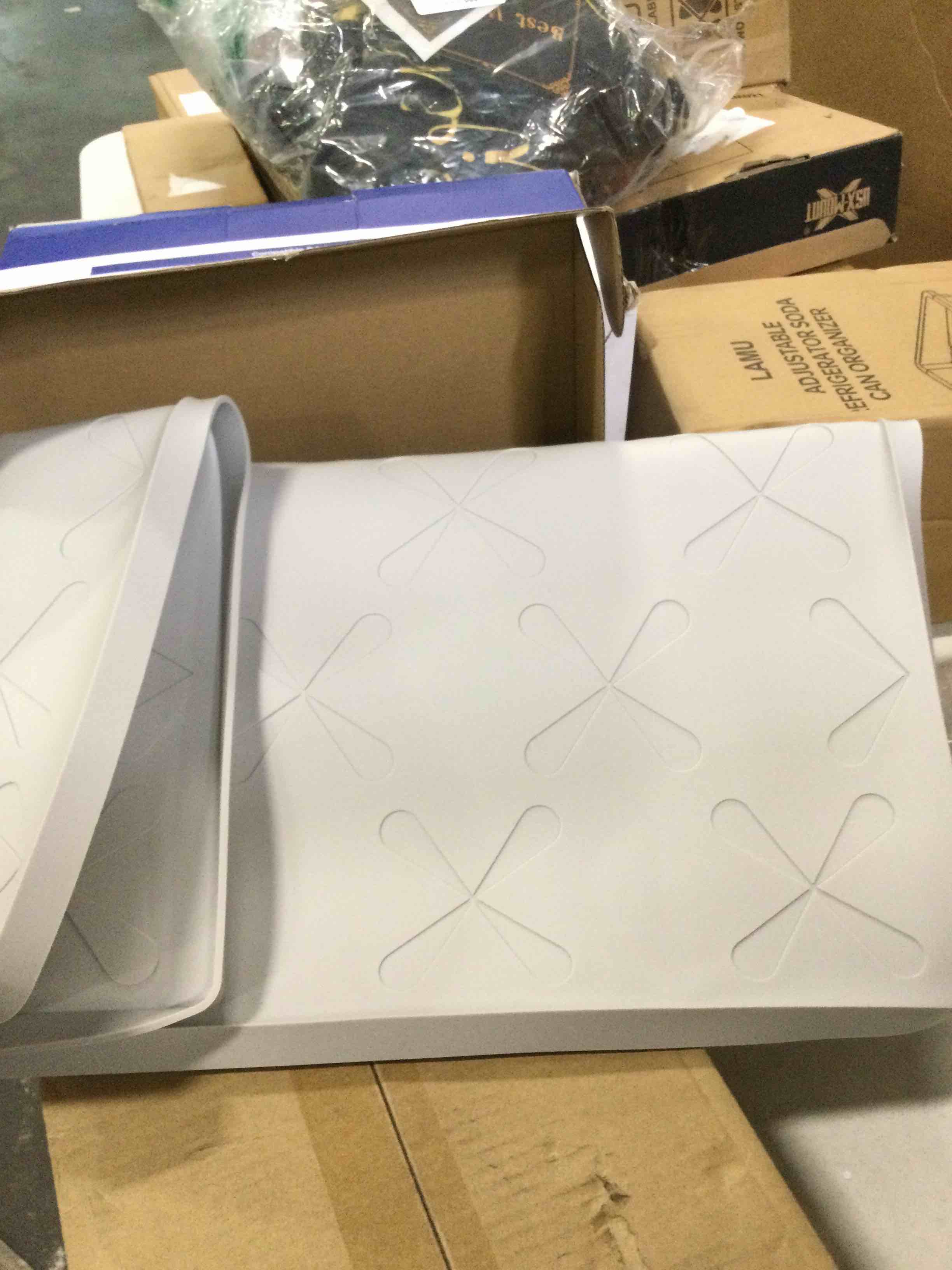https://s3.amazonaws.com/lotting-images-prod/bidfta/RED6560042_1715875068984.jpeg