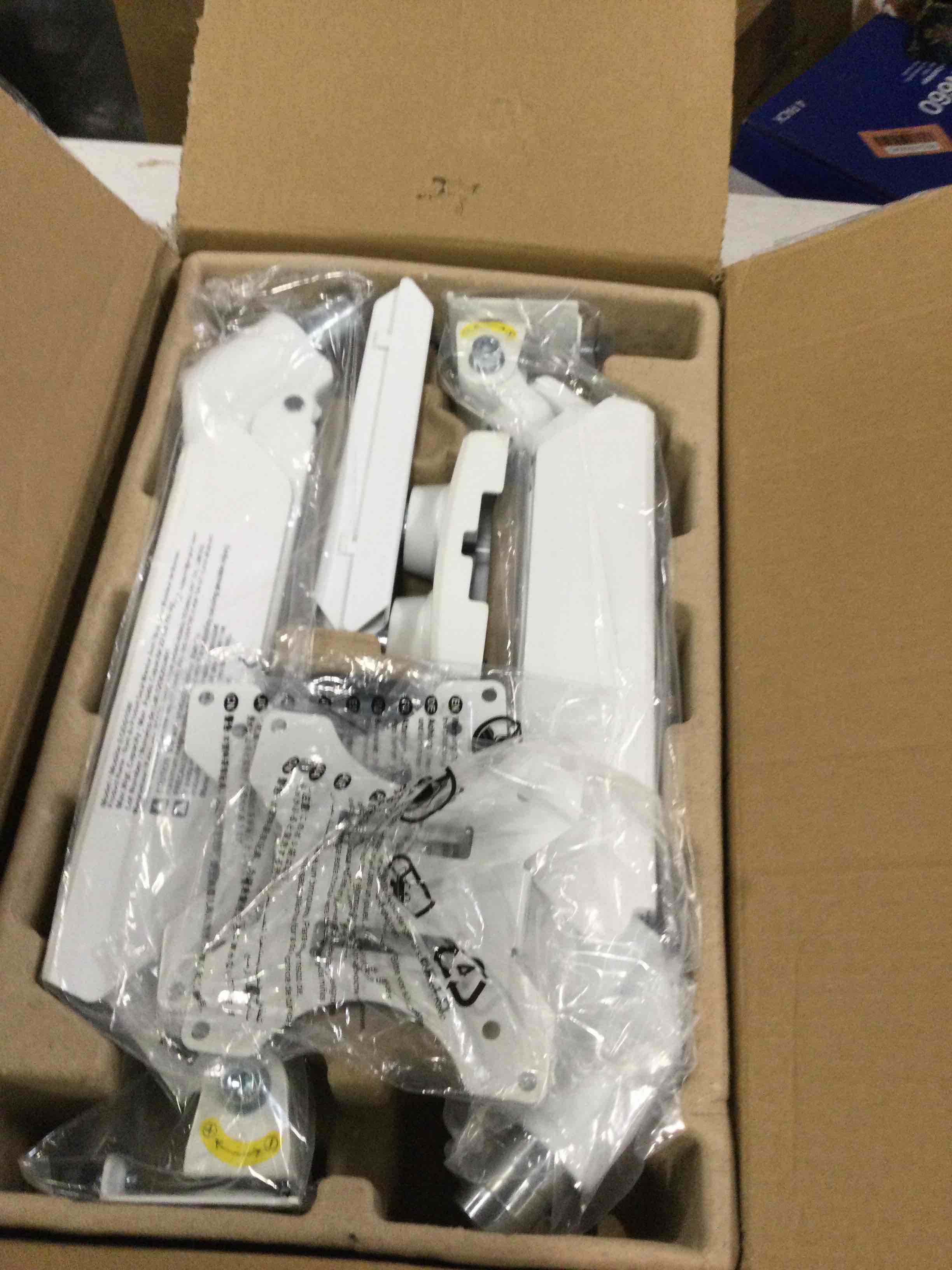 https://s3.amazonaws.com/lotting-images-prod/bidfta/RED6560051_1715878227157.jpeg
