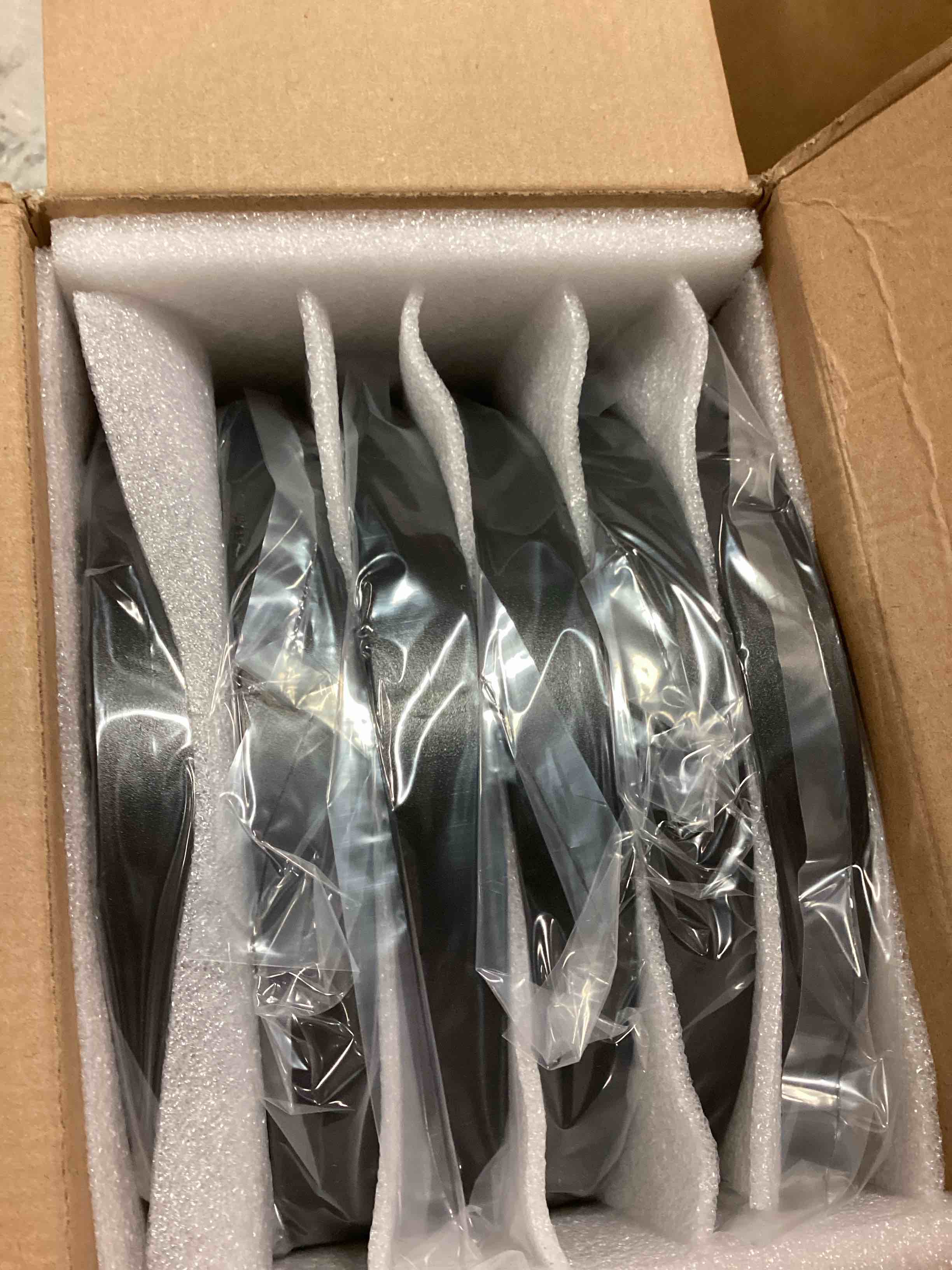 https://s3.amazonaws.com/lotting-images-prod/bidfta/RED6561806_1716382853721.jpeg