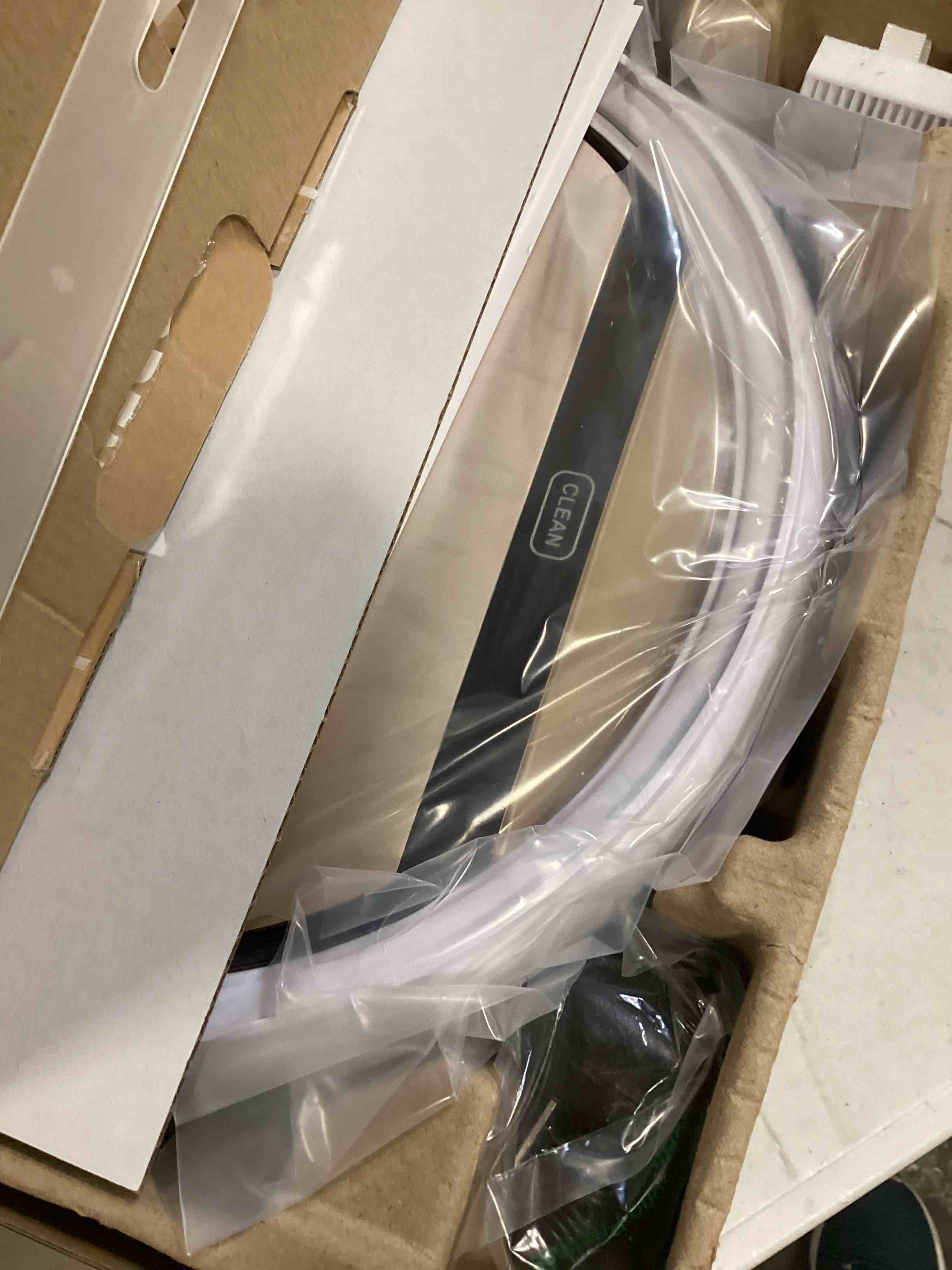https://s3.amazonaws.com/lotting-images-prod/bidfta/RED6561881_1716397491746.jpeg